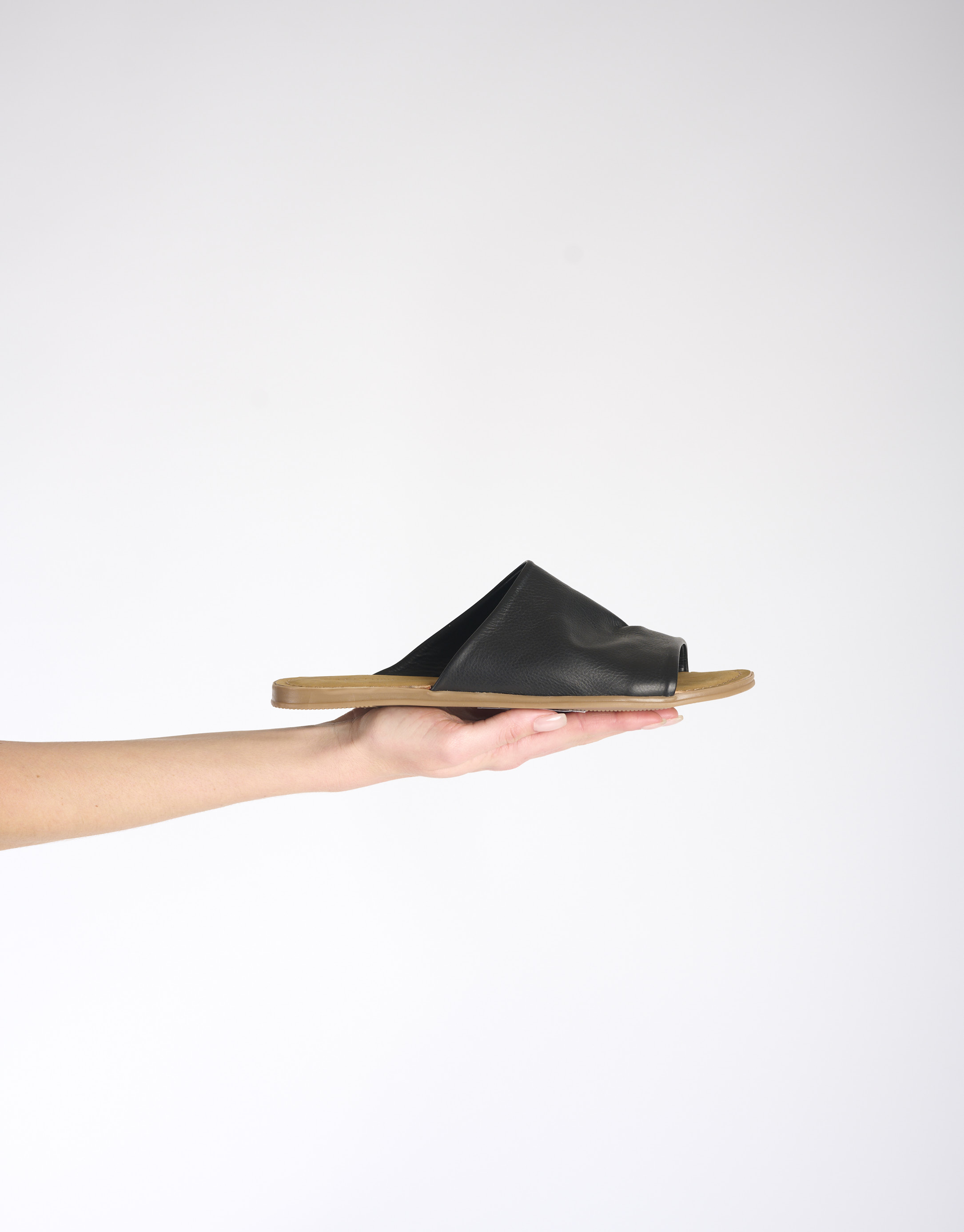 נעלי נשים - Salt+Umber - כפכפים שטוחים TROPEZ - שחור2