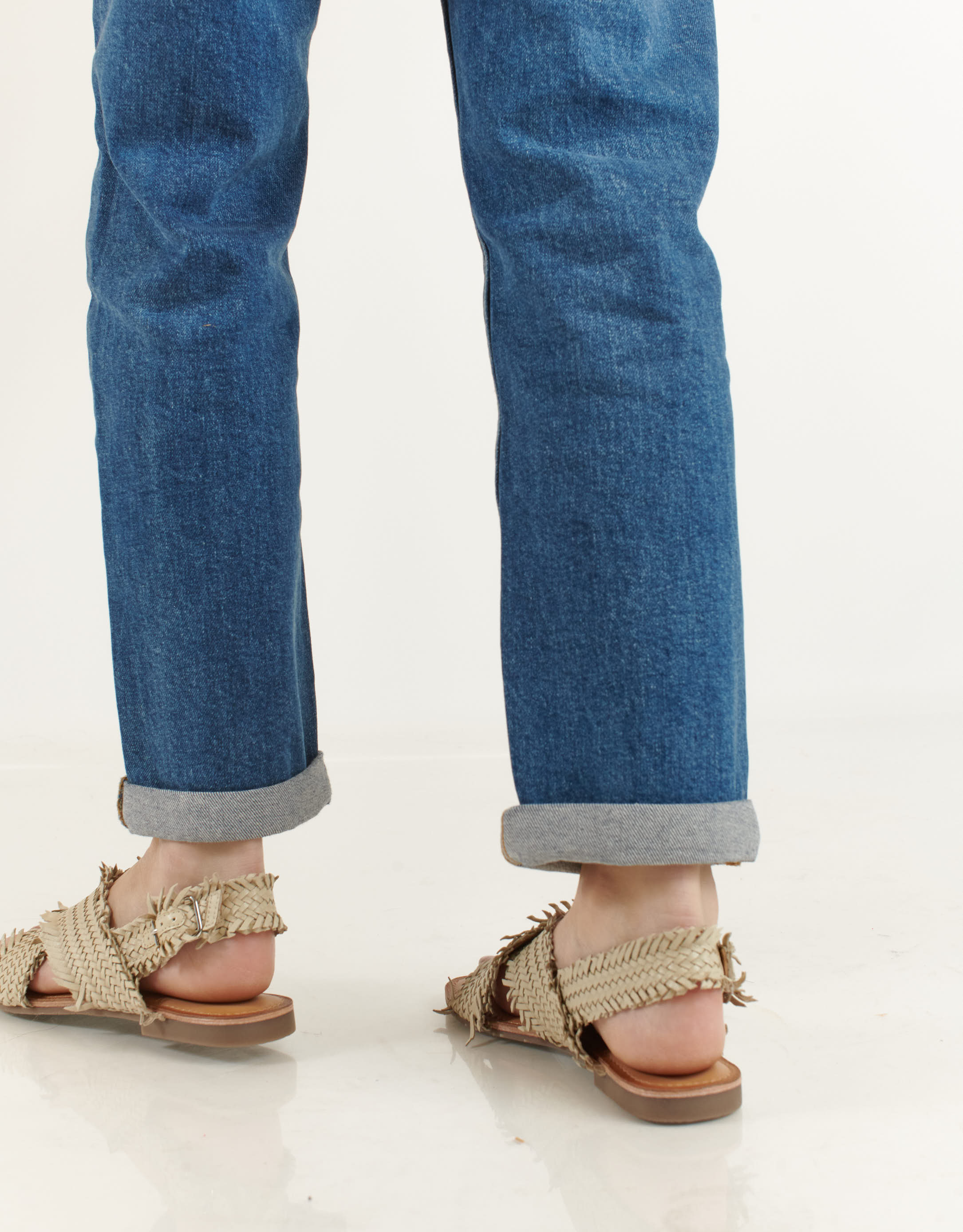 נעלי נשים - Salt+Umber - סנדלי עור קלועים SABINA - אופוויט4