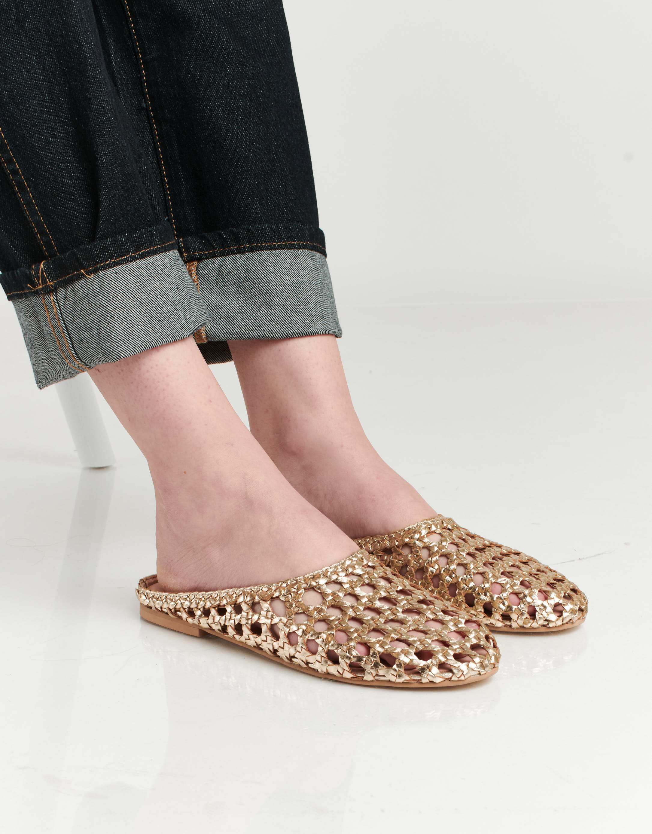 נעלי נשים - Salt+Umber - כפכפים שטוחים SHANTI - זהב4