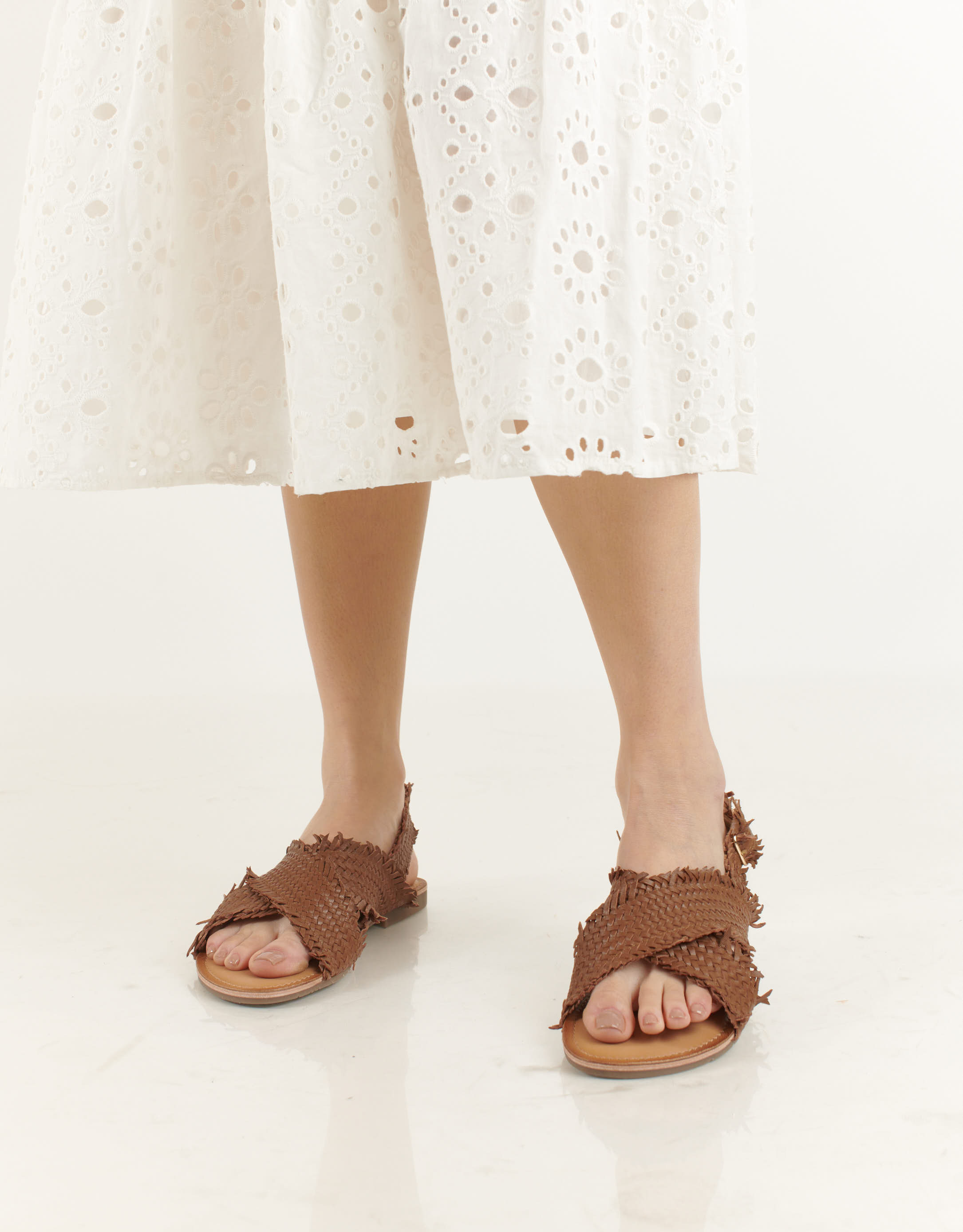 נעלי נשים - Salt+Umber - סנדלי עור קלועים SABINA - חום4