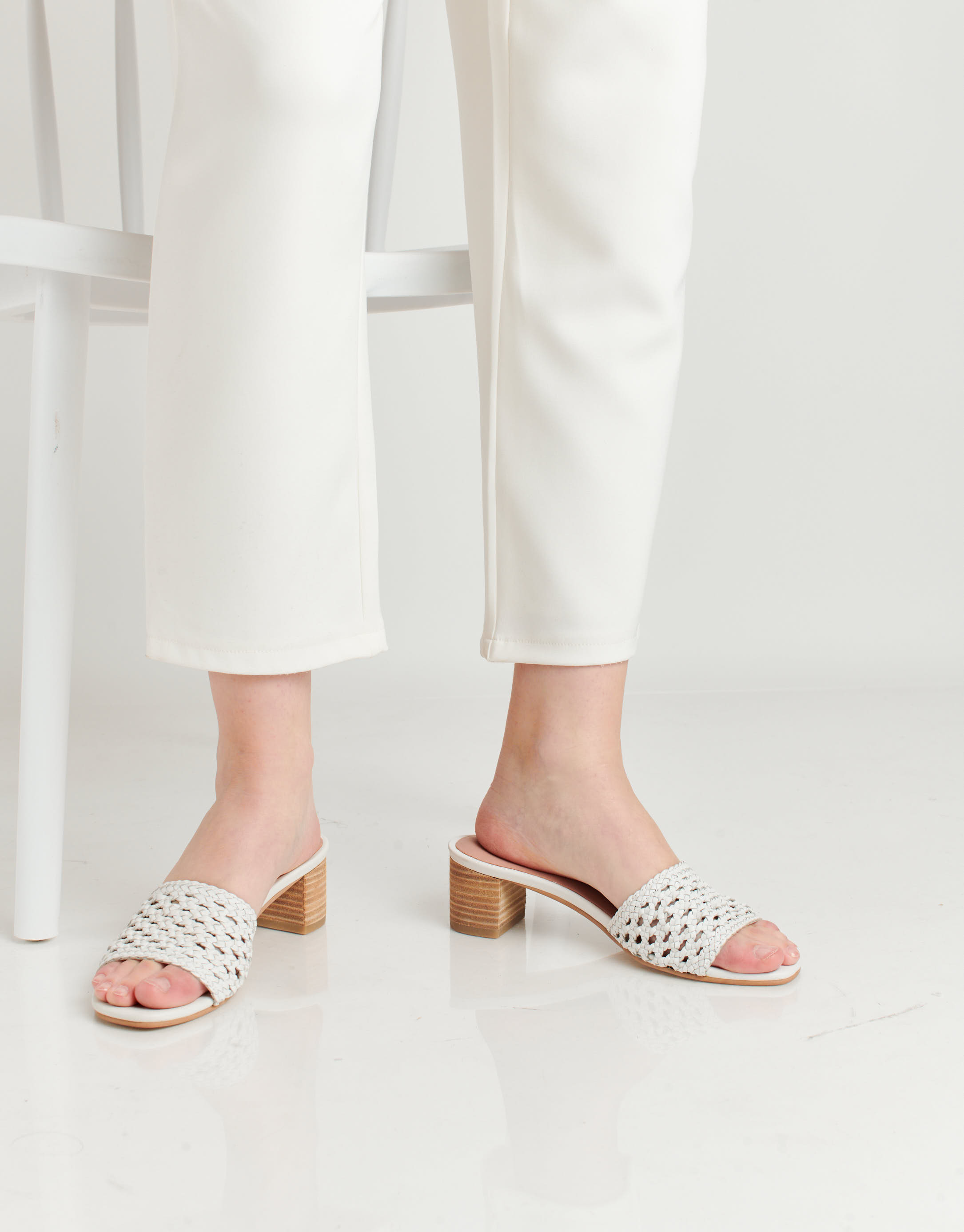 נעלי נשים - Salt+Umber - כפכפי עור TRIPOLI - לבן4