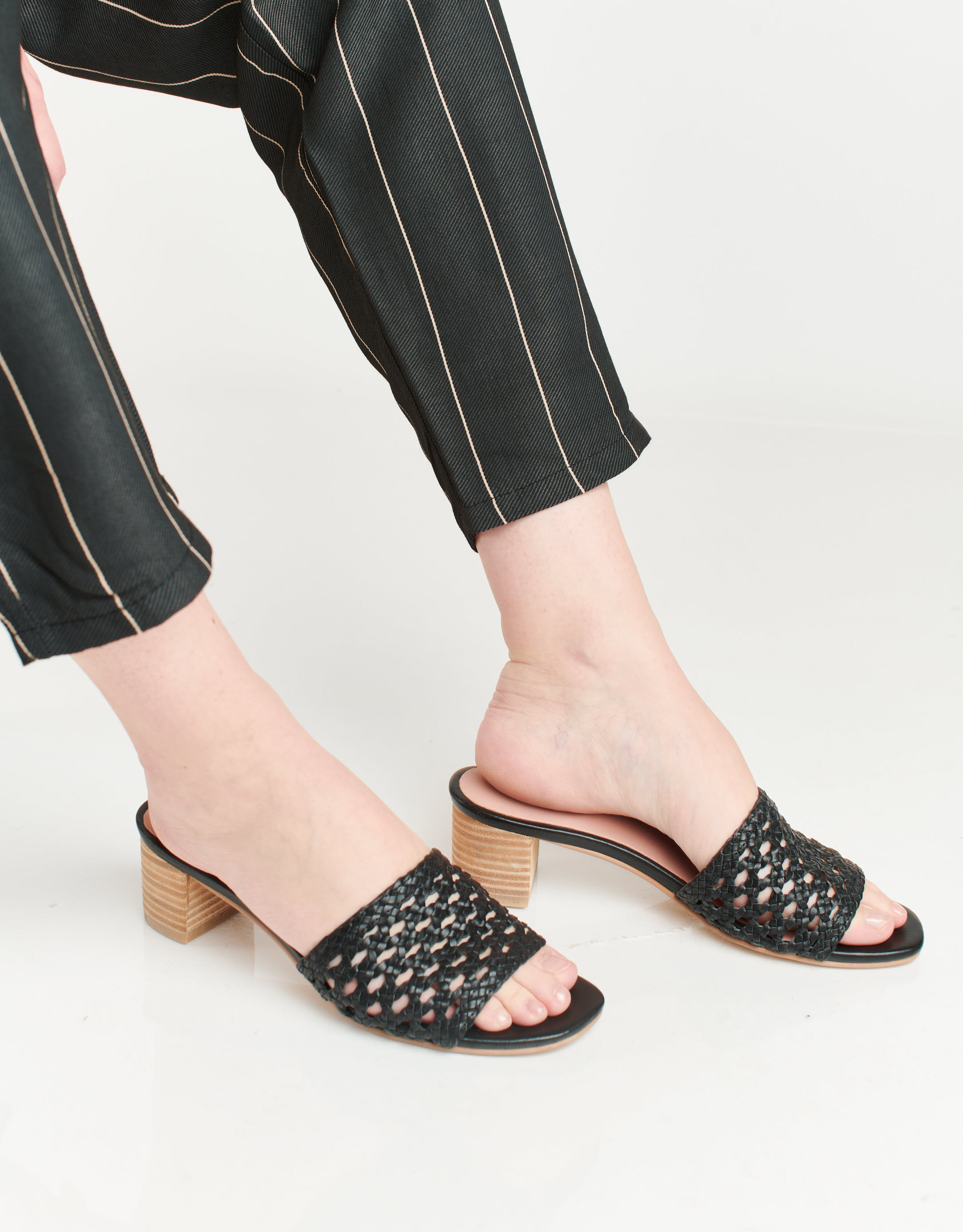 נעלי נשים - Salt+Umber - כפכפי עור TRIPOLI - שחור4