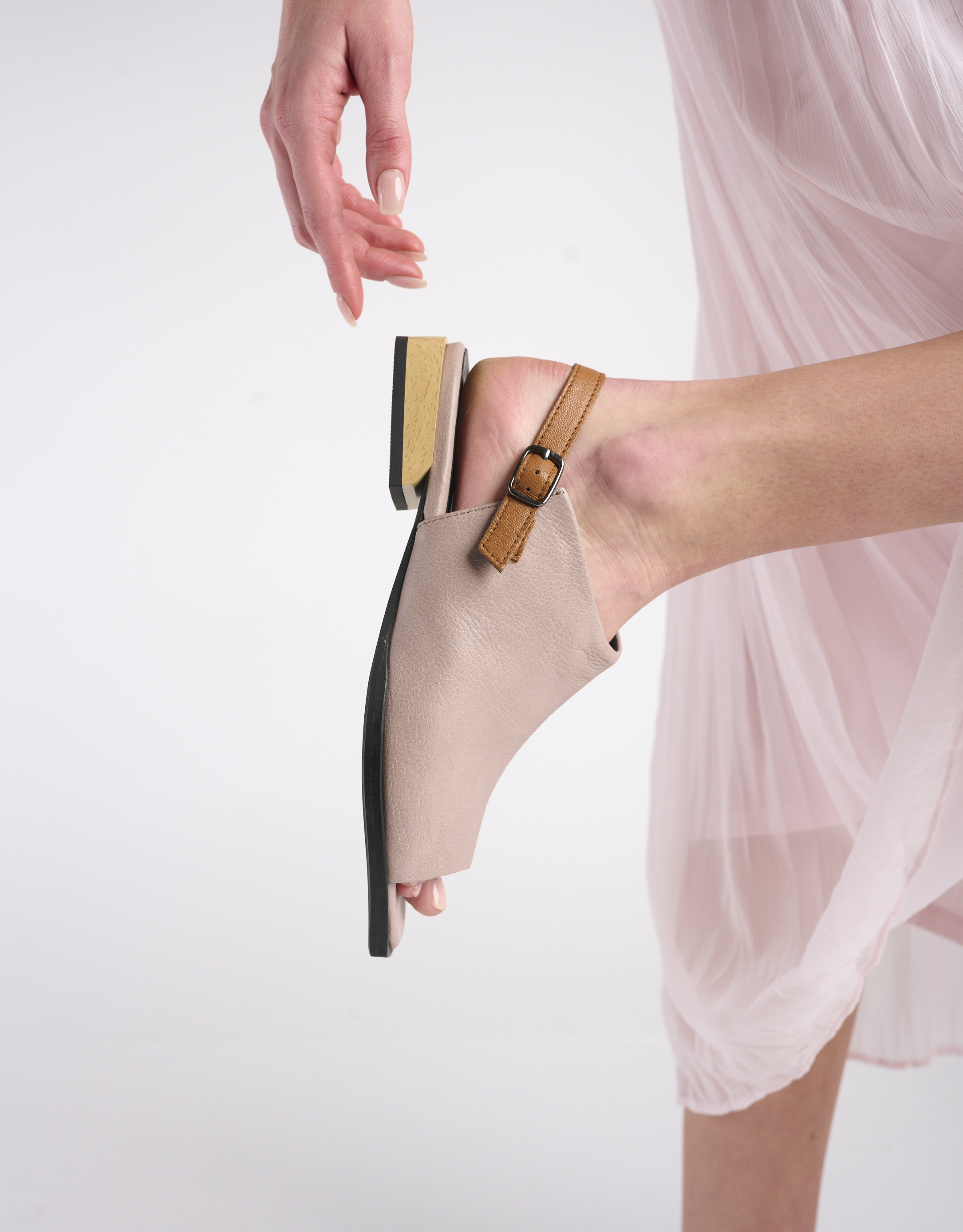 נעלי נשים - Yuko Imanishi - סנדלים סגורים YUI - בז'4