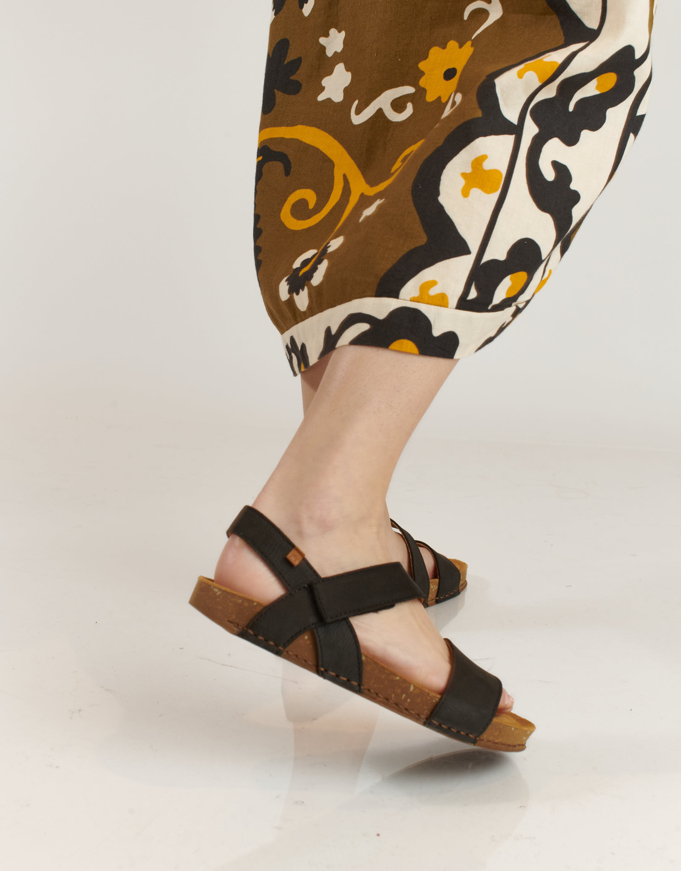 נעלי נשים - El Naturalista - סנדלי עור BALANCE - שחור4