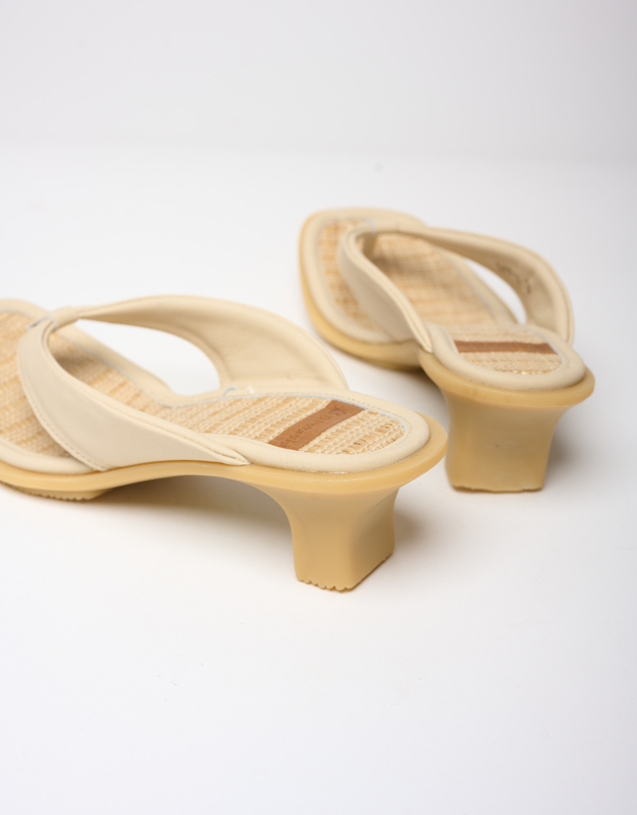 נעלי נשים - El Naturalista - כפכפי אצבע עם עקב IGUSA - אופוויט3