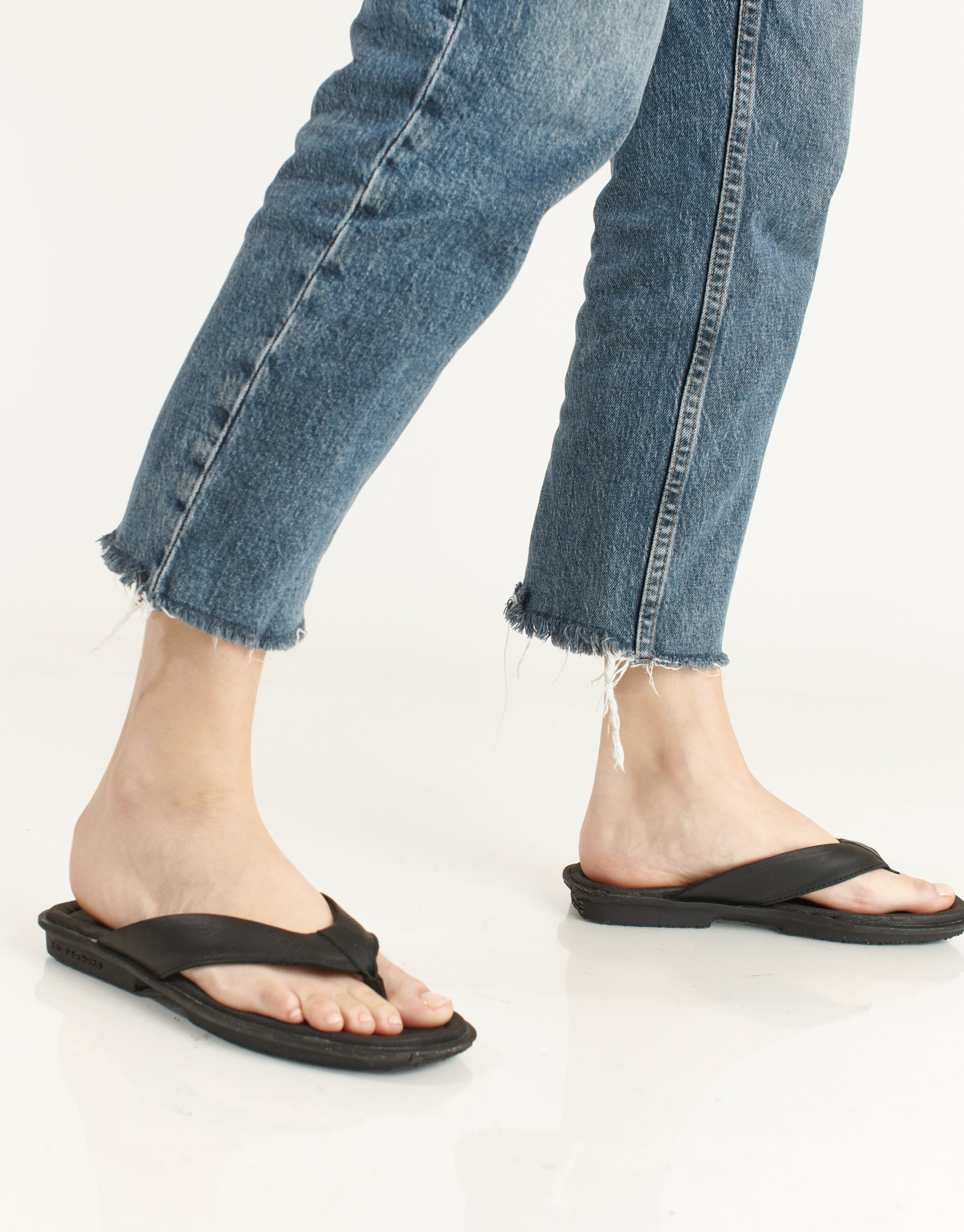 נעלי נשים - El Naturalista - כפכפי אצבע MAKISU - שחור4