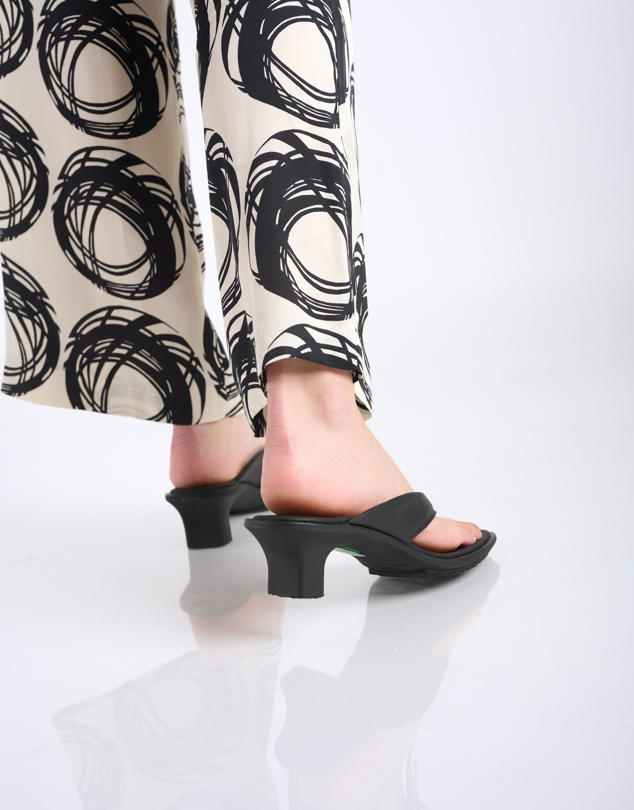 נעלי נשים - El Naturalista - כפכפי אצבע עם עקב IGUSA - שחור4