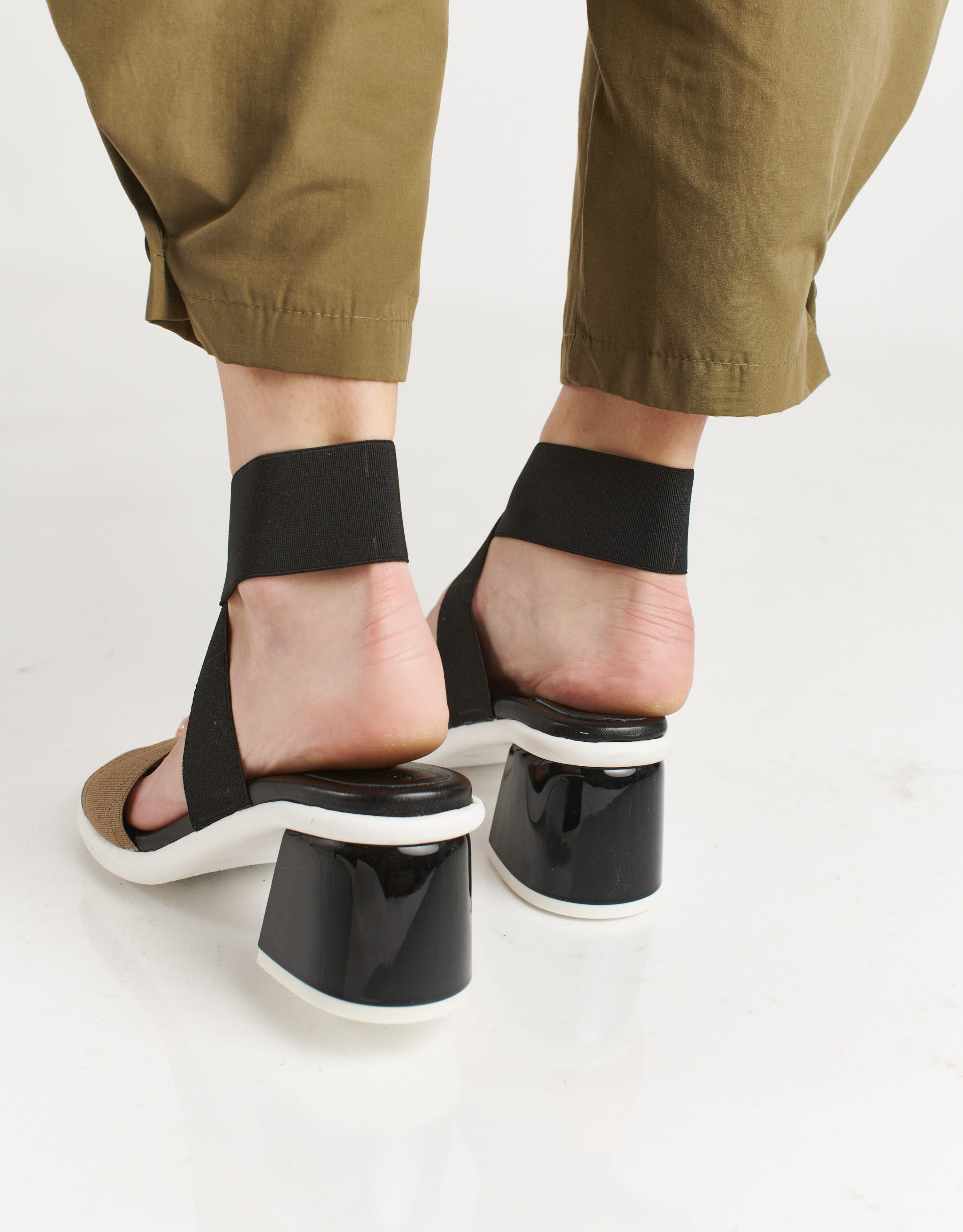 נעלי נשים - NR Rapisardi - סנדלי עקב SIBILLA - שחור חום4