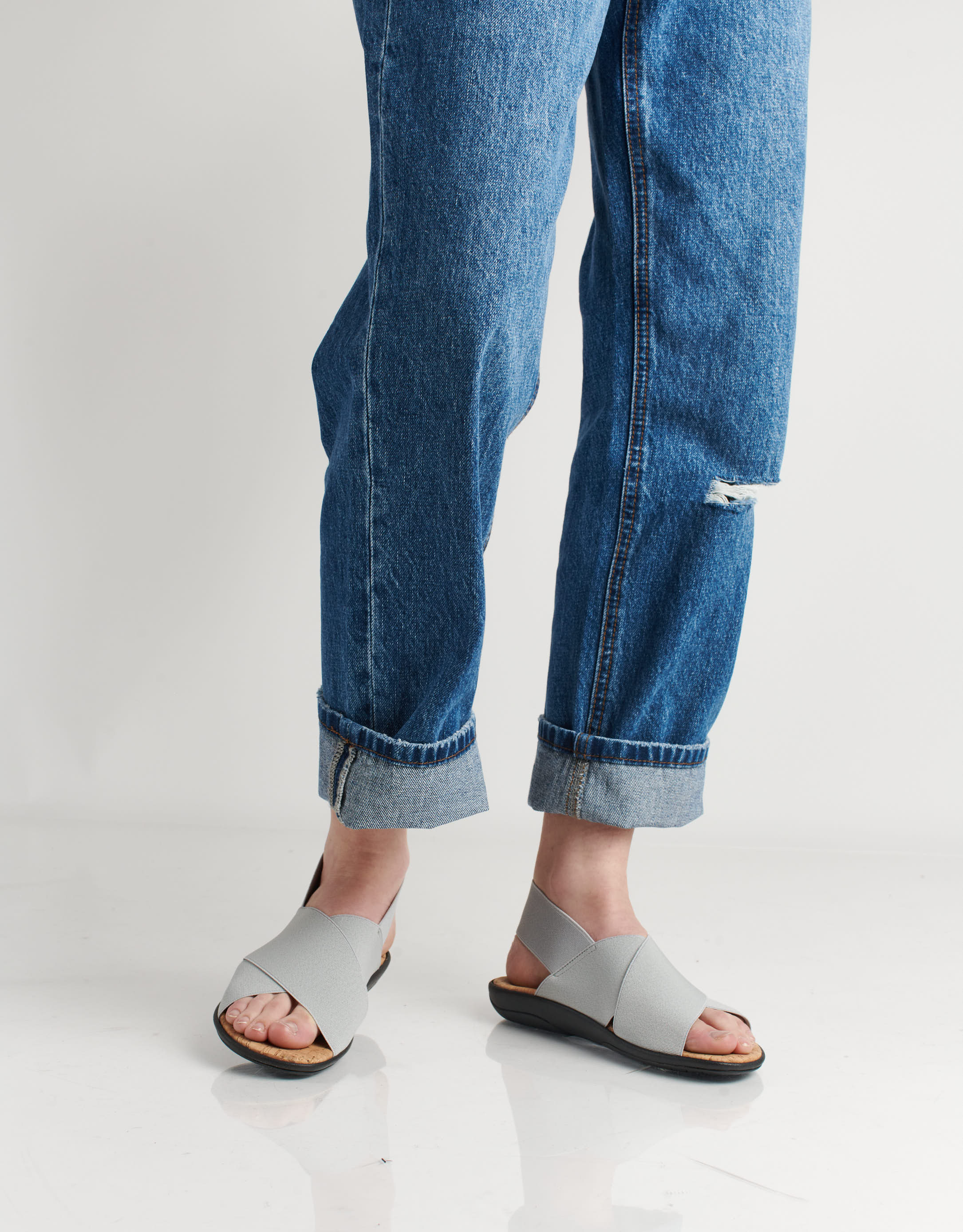 נעלי נשים - NR Rapisardi - סנדלי איקס שטוחים CRES - אפור בהיר3