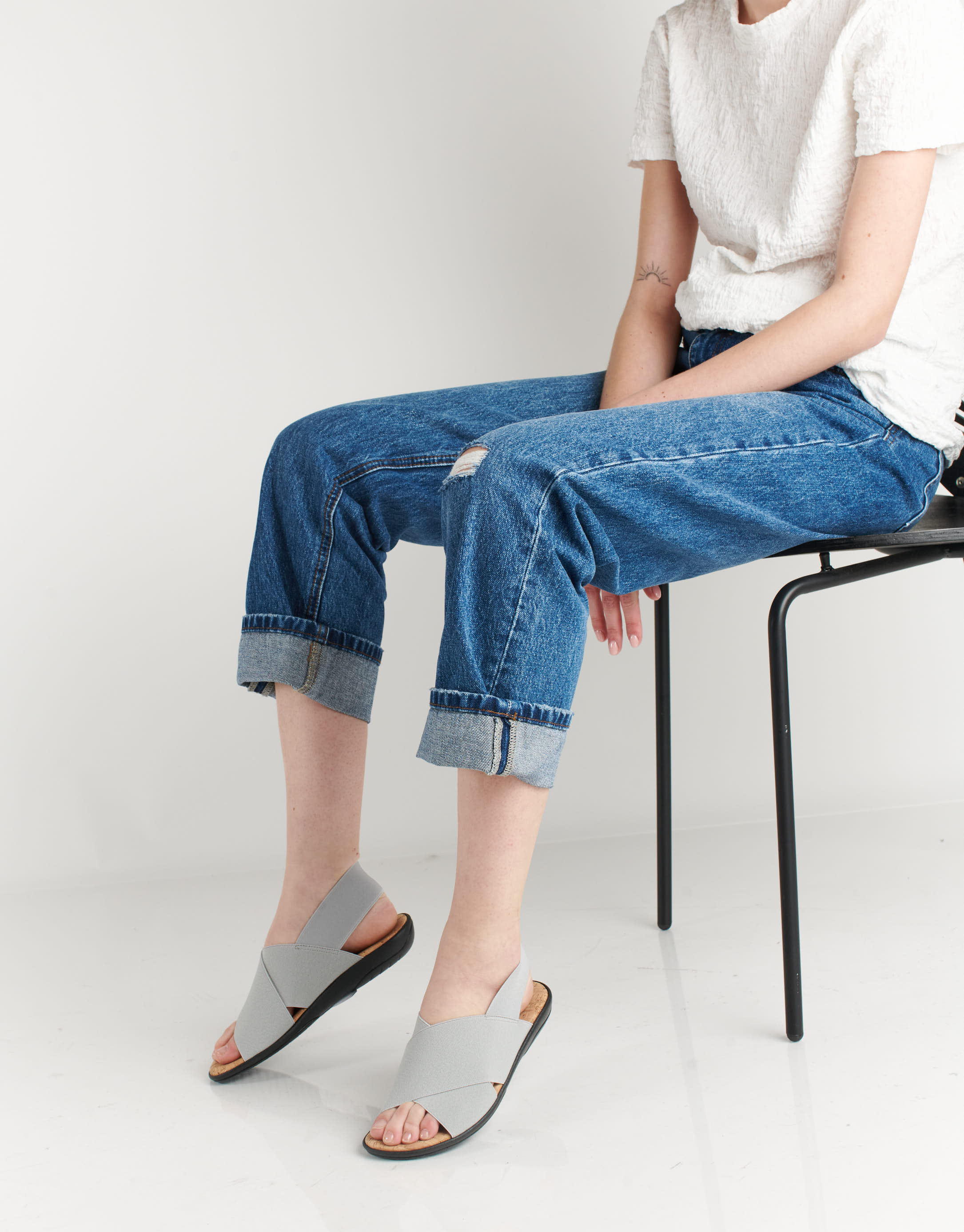 נעלי נשים - NR Rapisardi - סנדלי איקס שטוחים CRES - אפור בהיר4