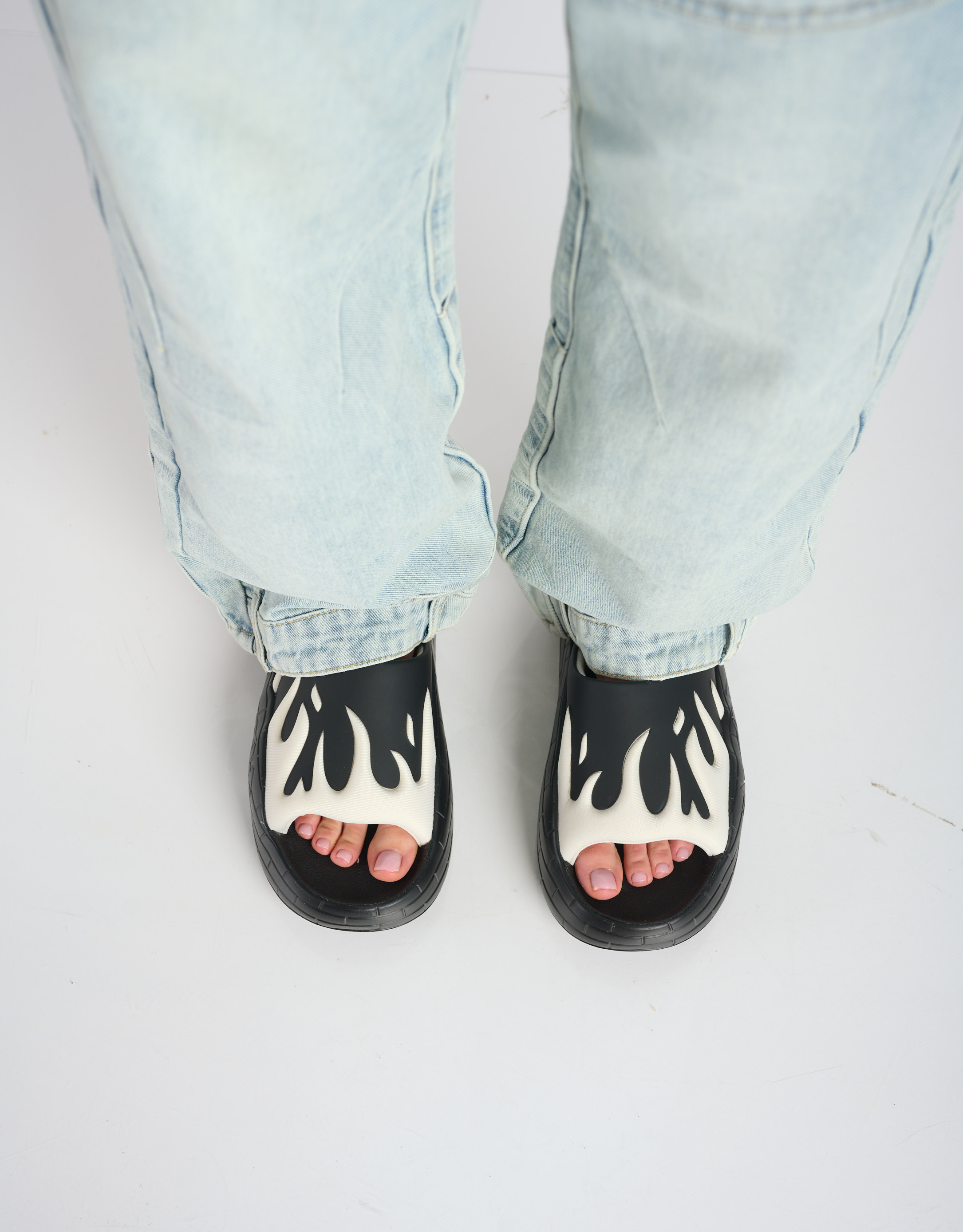 נעלי נשים - Acupuncture - כפכפים NYU  להבות - לבן   שחור3