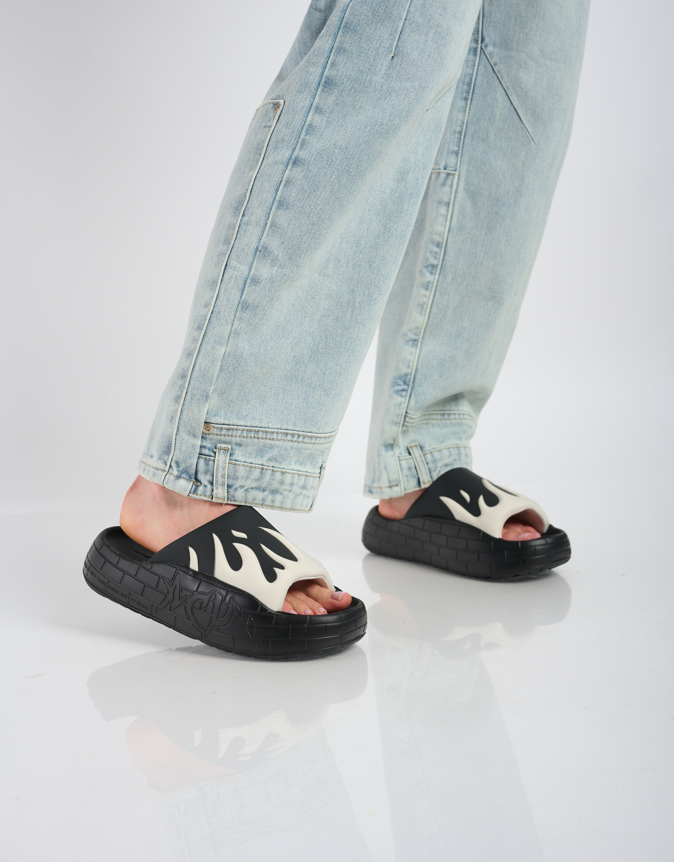 נעלי נשים - Acupuncture - כפכפים NYU  להבות - לבן   שחור4