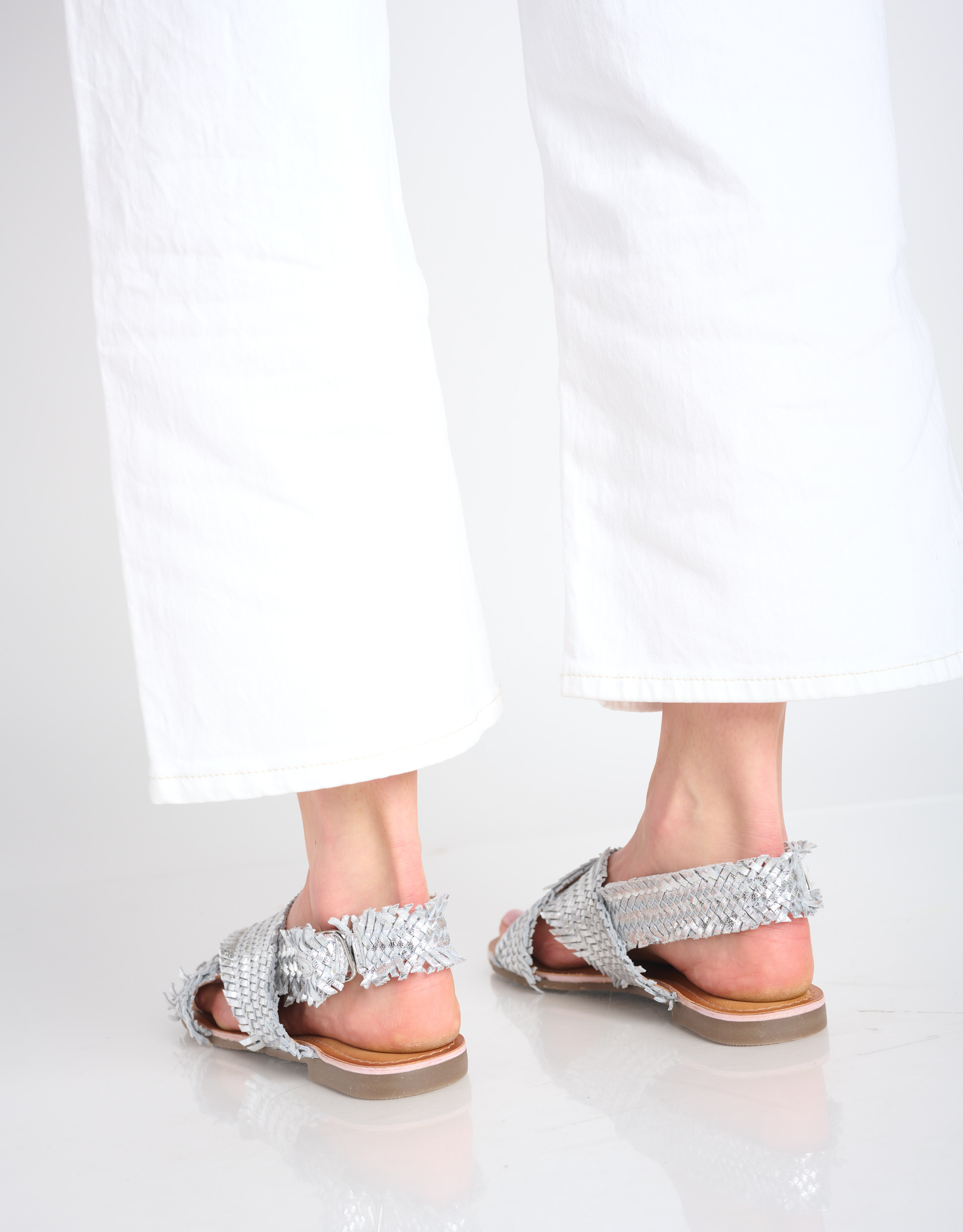 נעלי נשים - Salt+Umber - סנדלי עור קלועים SABINA - כסף4