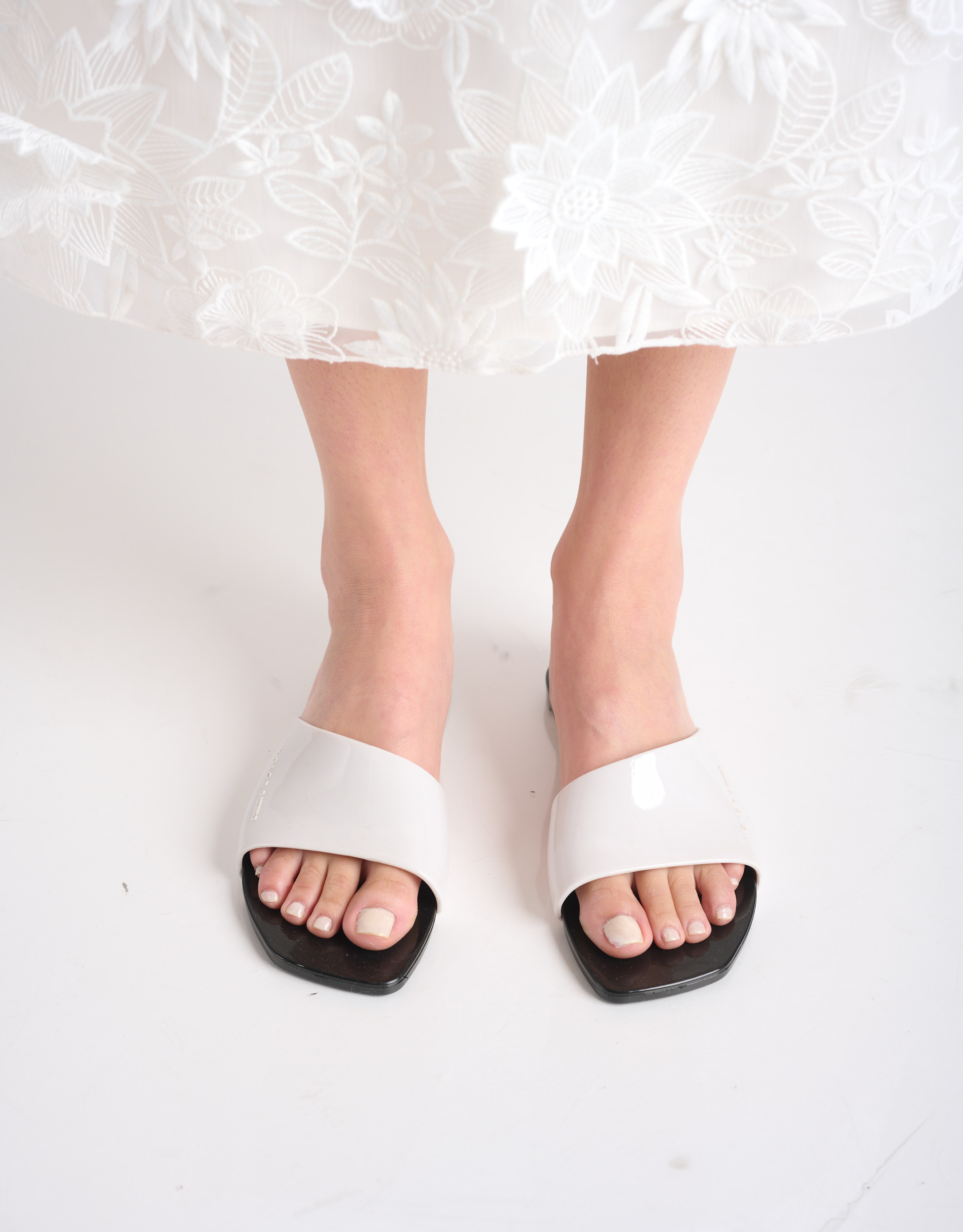 נעלי נשים - voices - כפכפים AVOLTO - לבן   שחור4