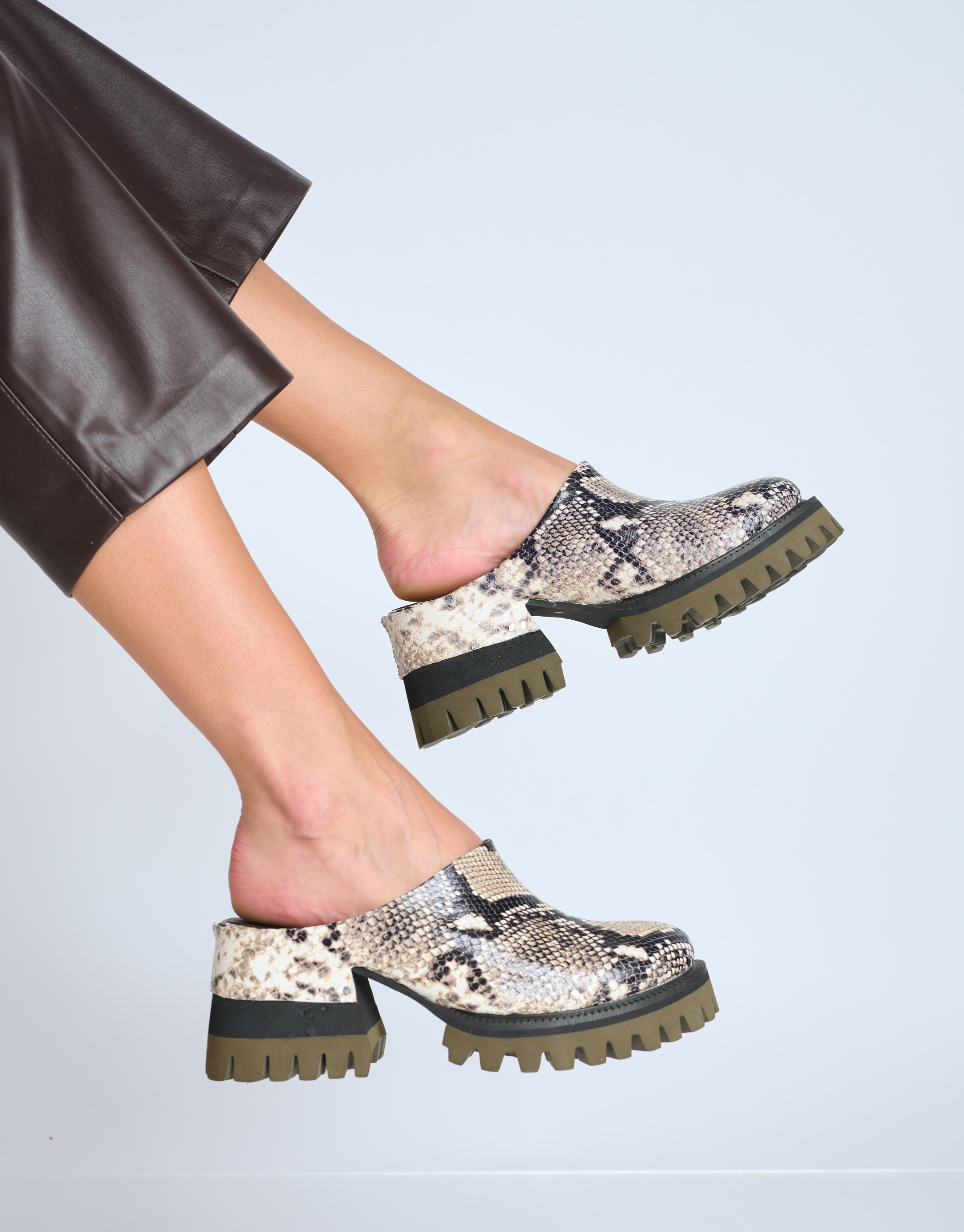 נעלי נשים - Yuko Imanishi - כפכפים עם עקב RYU - נחש2