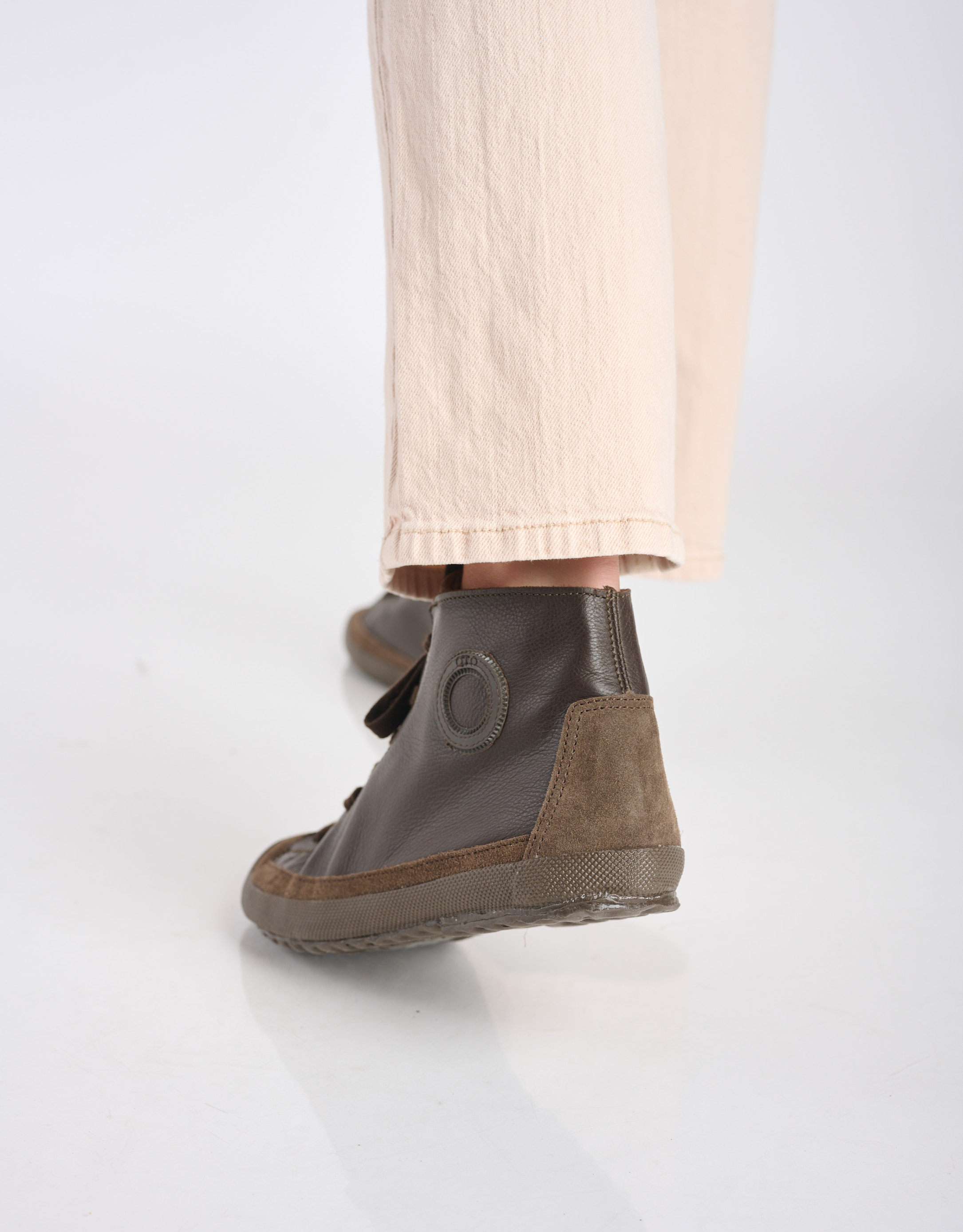 נעלי נשים - Aro - סניקרס עור גבוהות GUS - חום כהה4