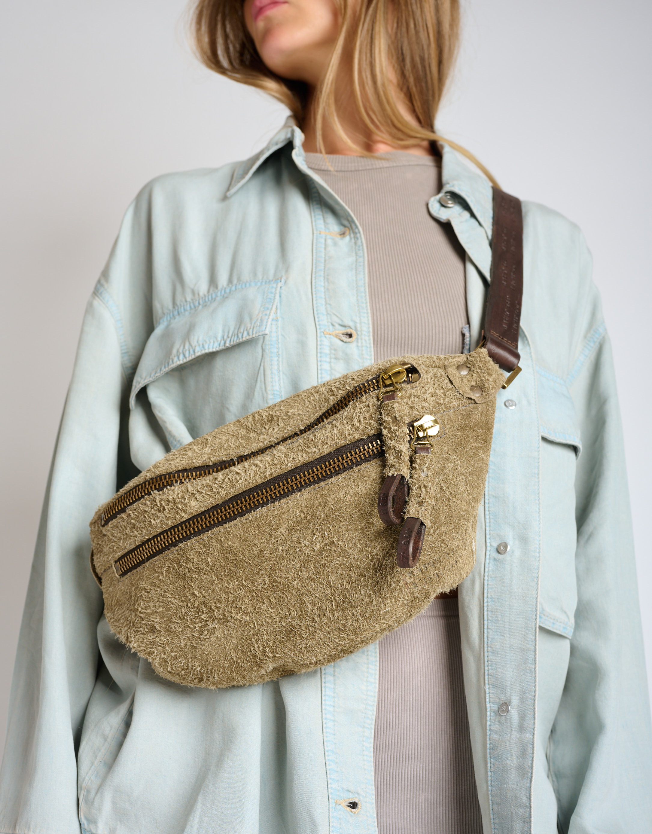 A.S. 98 - תיק פאוץ' CAPRI זמש מוברש - חום בהיר4