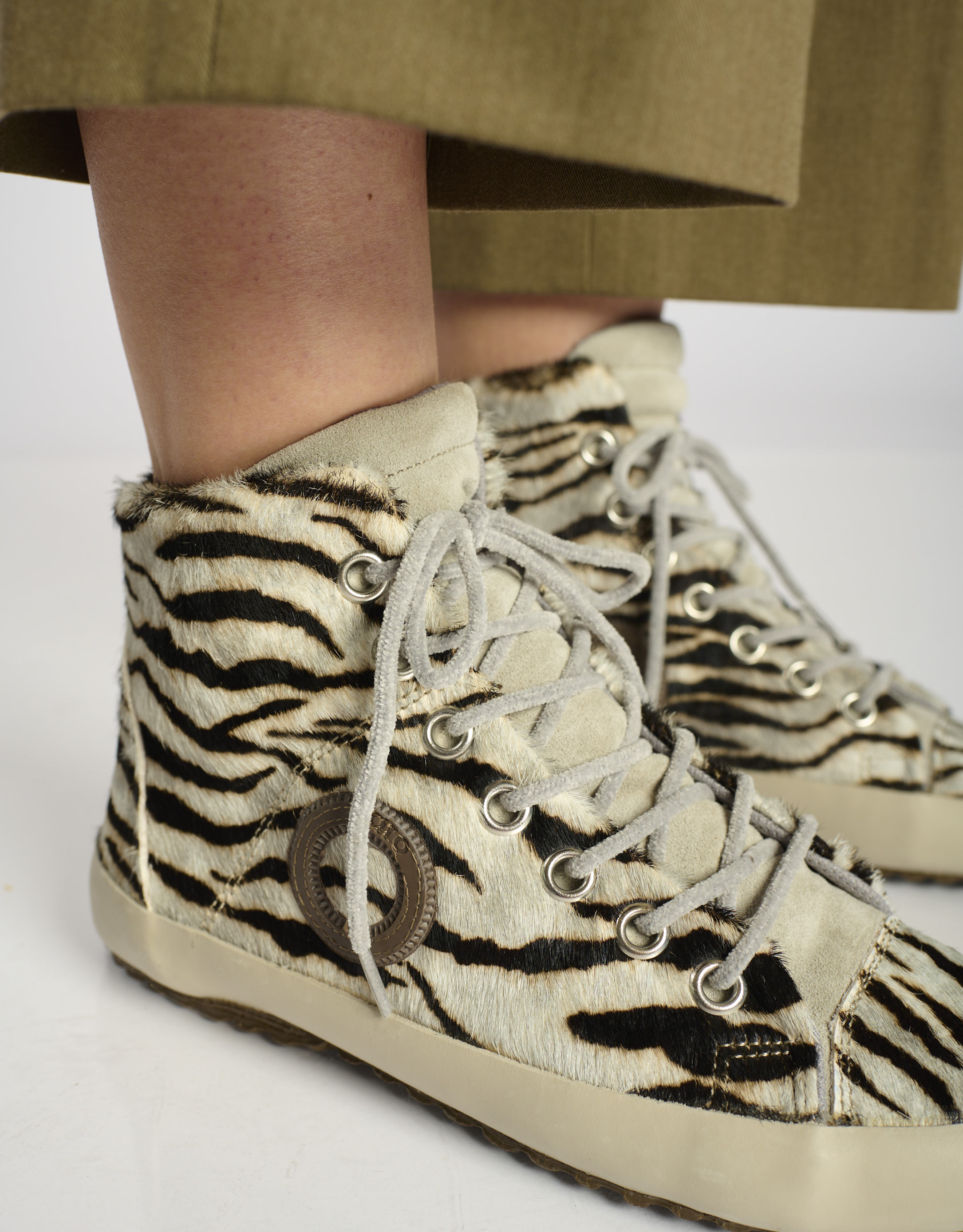 נעלי נשים - Aro - סניקרס זמש גבוהות עם הדפס - זברה1