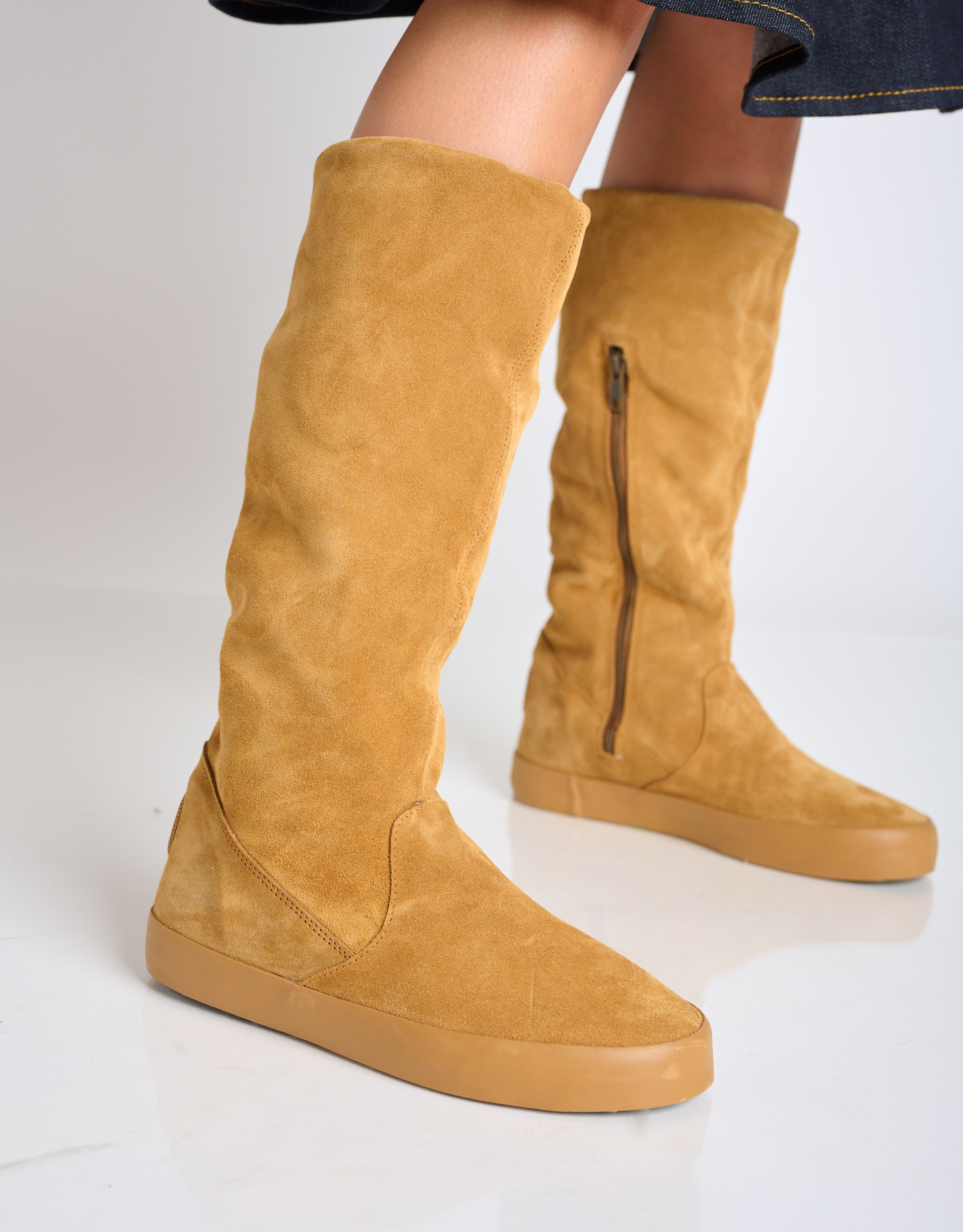 נעלי נשים - Aro - מגפי זמש גבוהים UMA - קאמל2