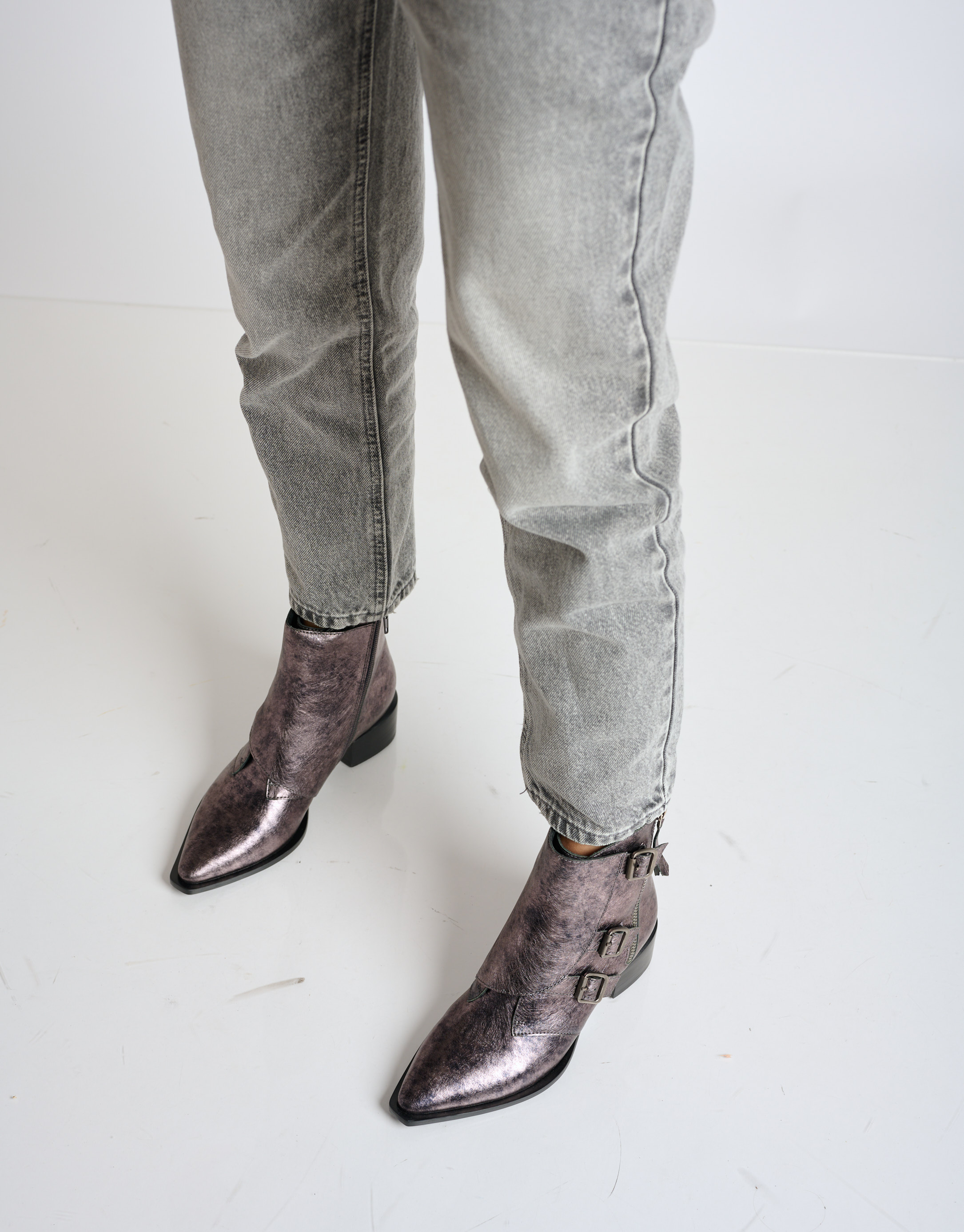 נעלי נשים - Jeffrey Campbell - מגפוני עור DUCKI - אפור מטאלי3