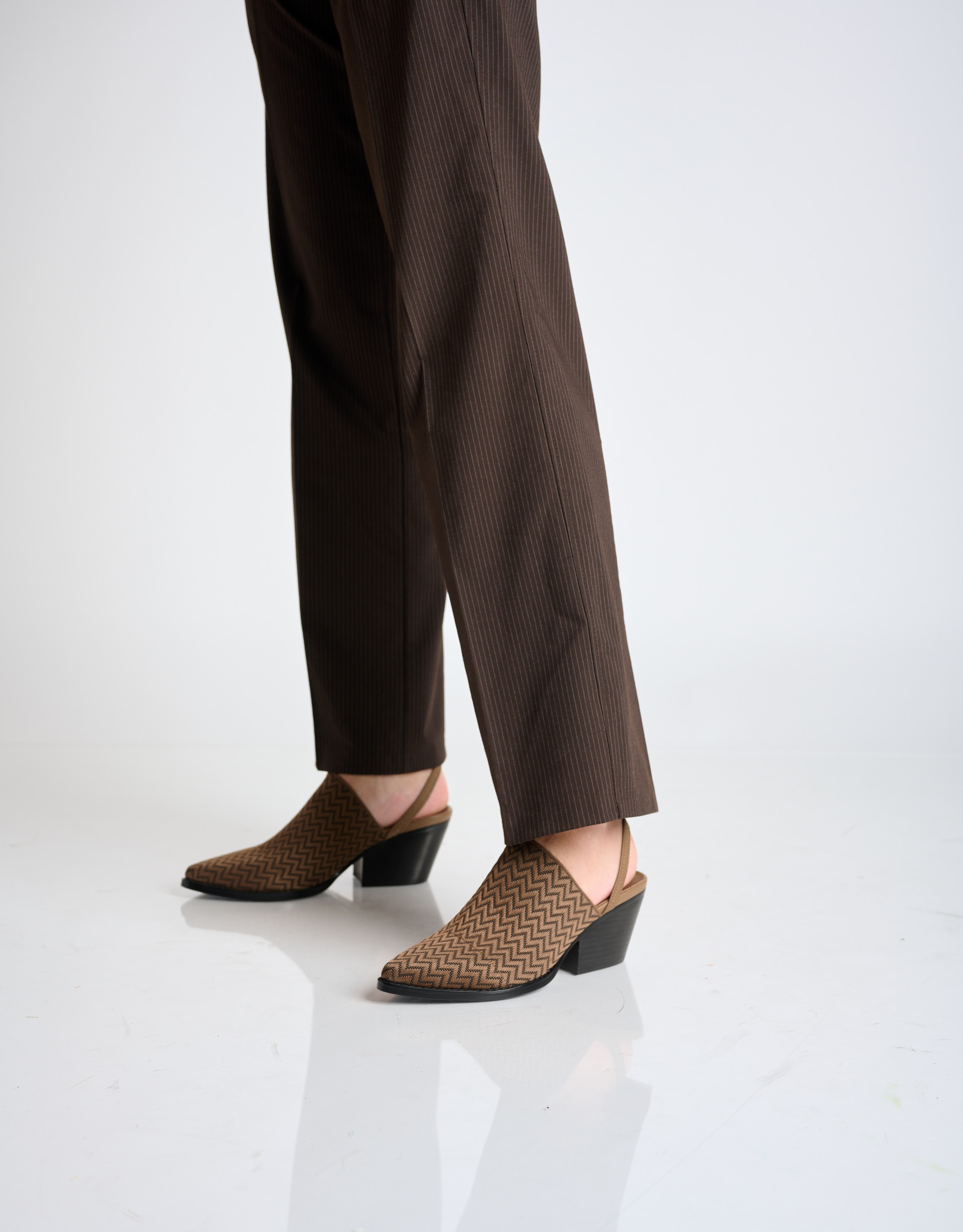 נעלי נשים - Jeffrey Campbell - נעלי בד עם עקב ELASTO - חום3