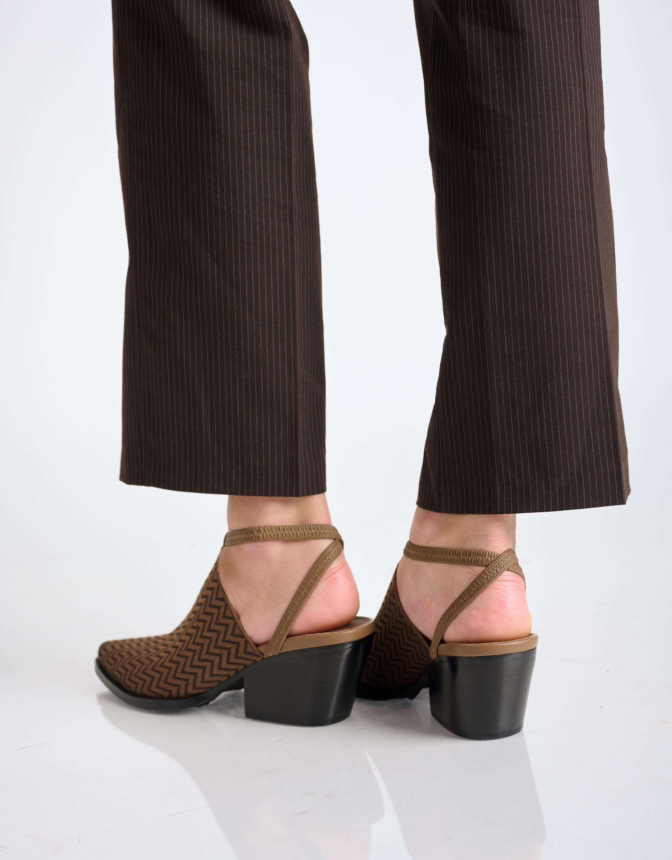 נעלי נשים - Jeffrey Campbell - נעלי בד עם עקב ELASTO - חום4