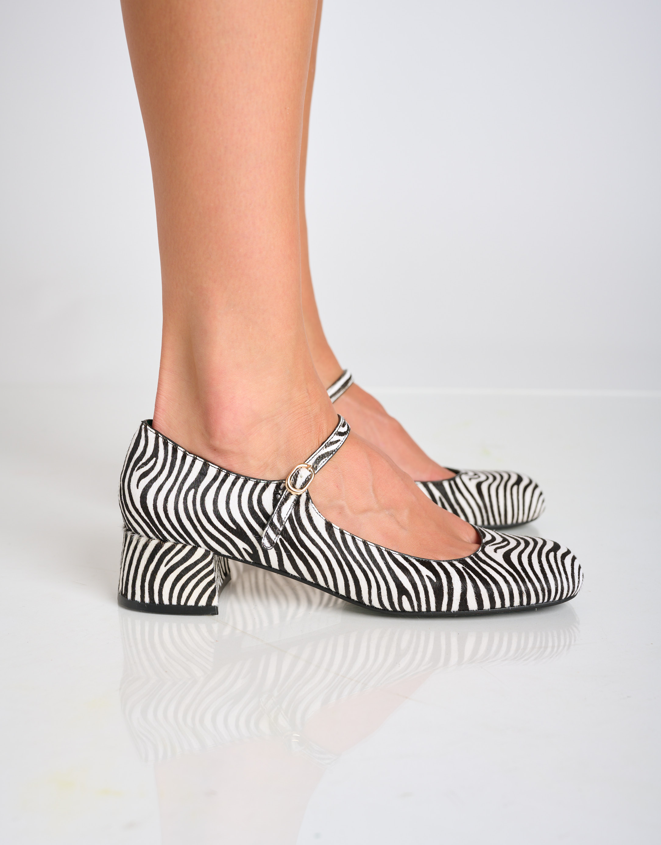 נעלי נשים - Jeffrey Campbell - נעלי בובה INTERN - זברה3