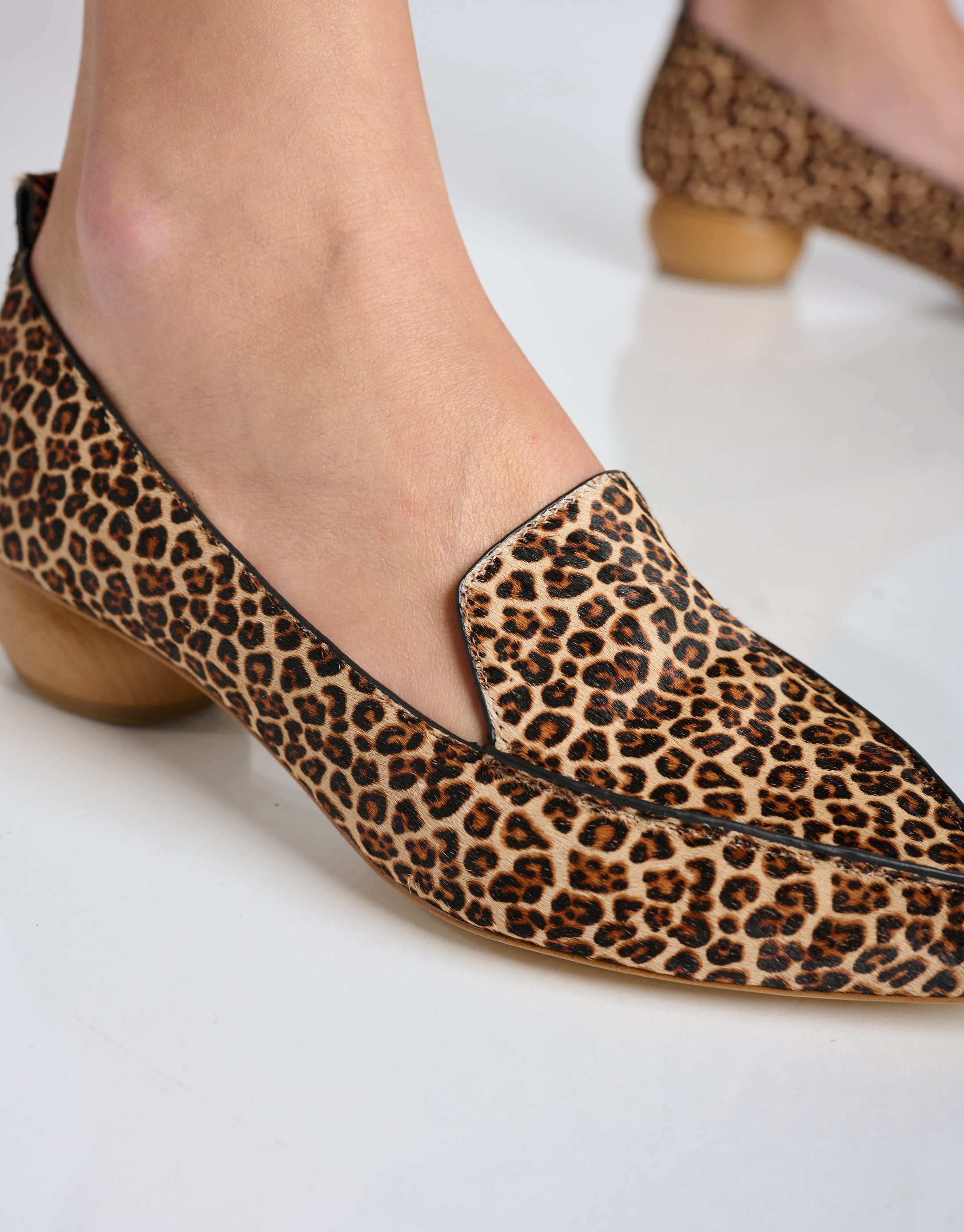 נעלי נשים - Jeffrey Campbell - נעלי סירה VIONA עם הדפס - נמר2