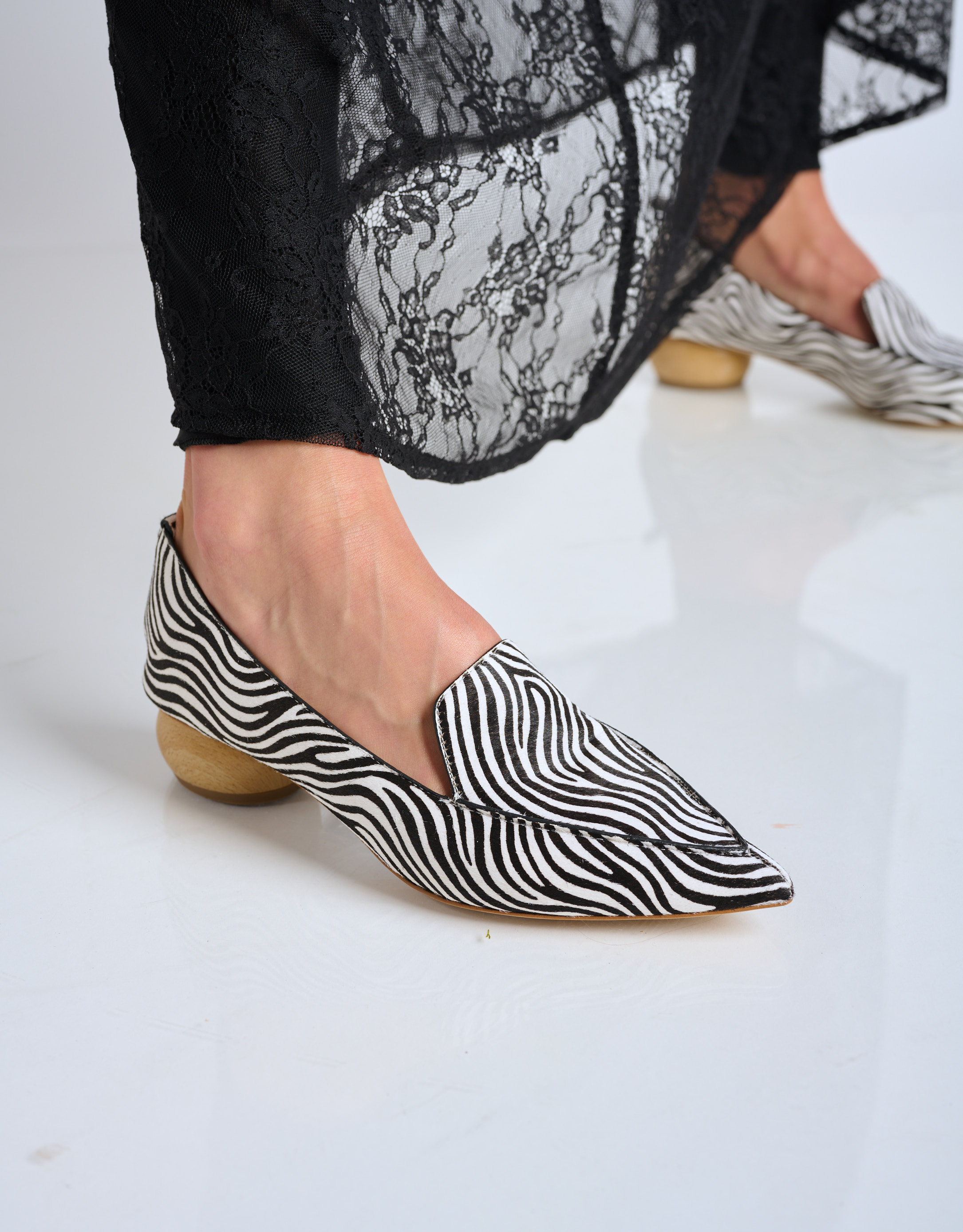 נעלי נשים - Jeffrey Campbell - נעלי סירה VIONA עם הדפס - זברה2