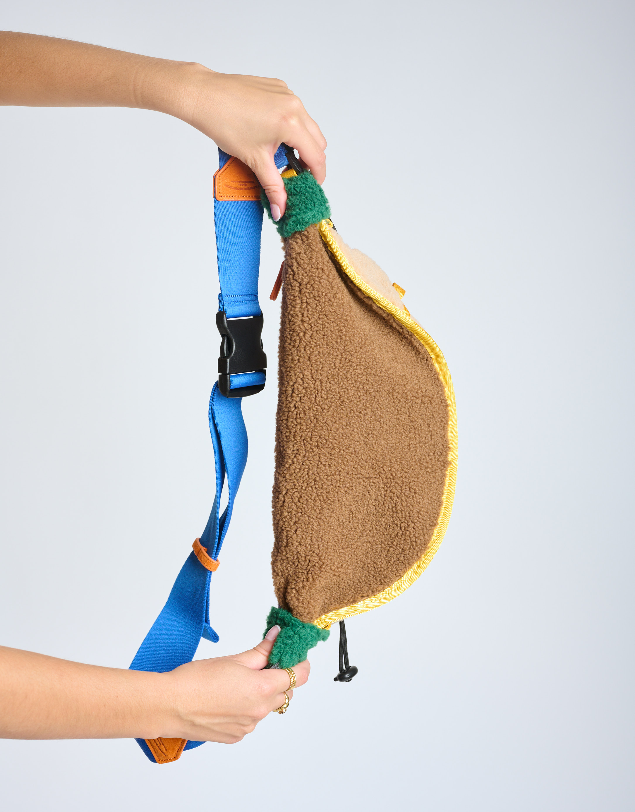 נעלי נשים - Flower Mountain - תיק פאוצ' FM - בז'   חום3