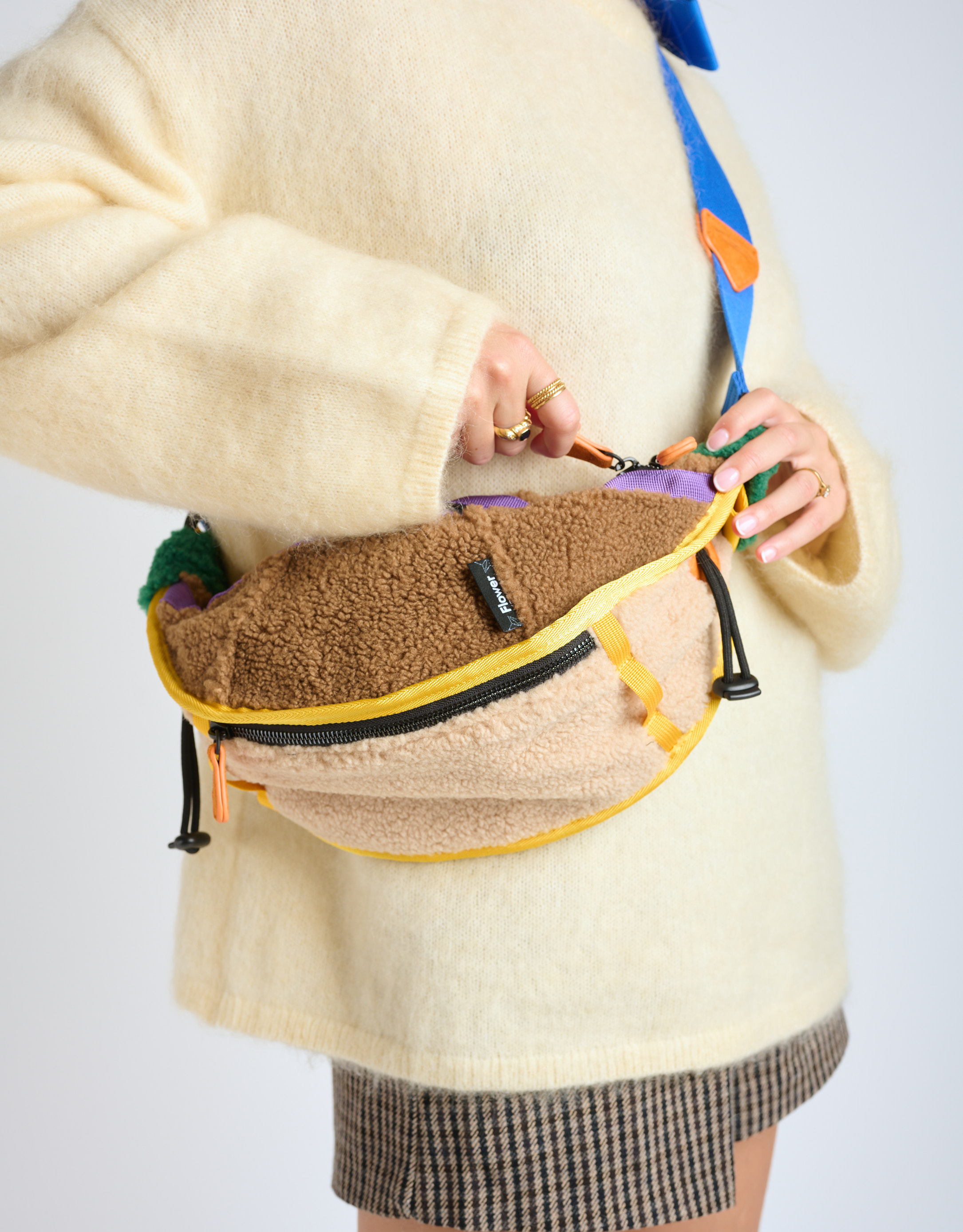 נעלי נשים - Flower Mountain - תיק פאוצ' FM - בז'   חום4