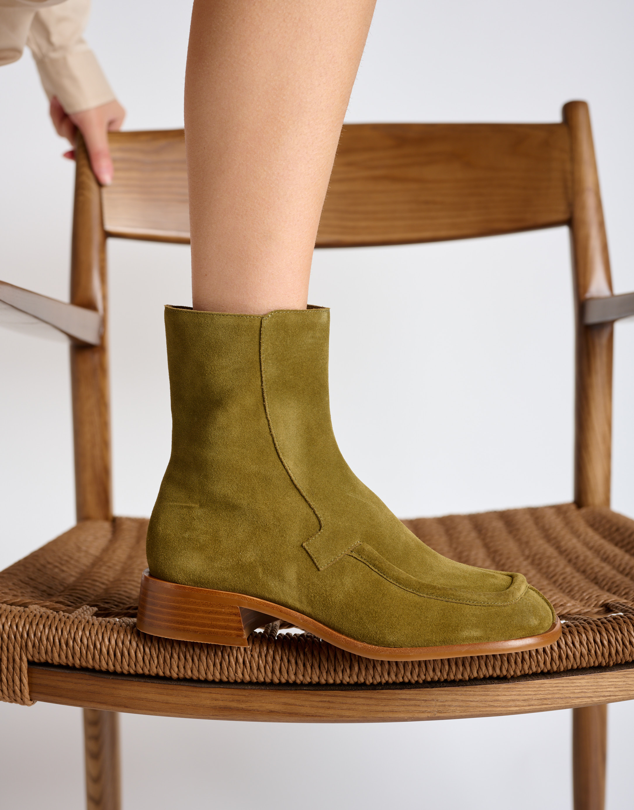 נעלי נשים - Jeffrey Campbell - מגפונים שטוחים מזמש  ODET - זית1