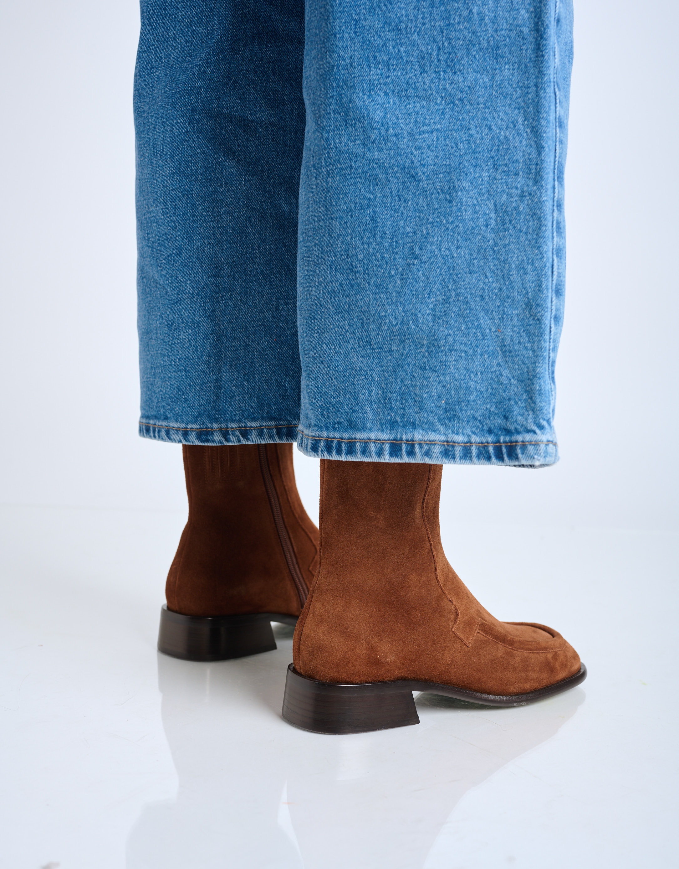 נעלי נשים - Jeffrey Campbell - מגפונים שטוחים מזמש  ODET - קוניאק4