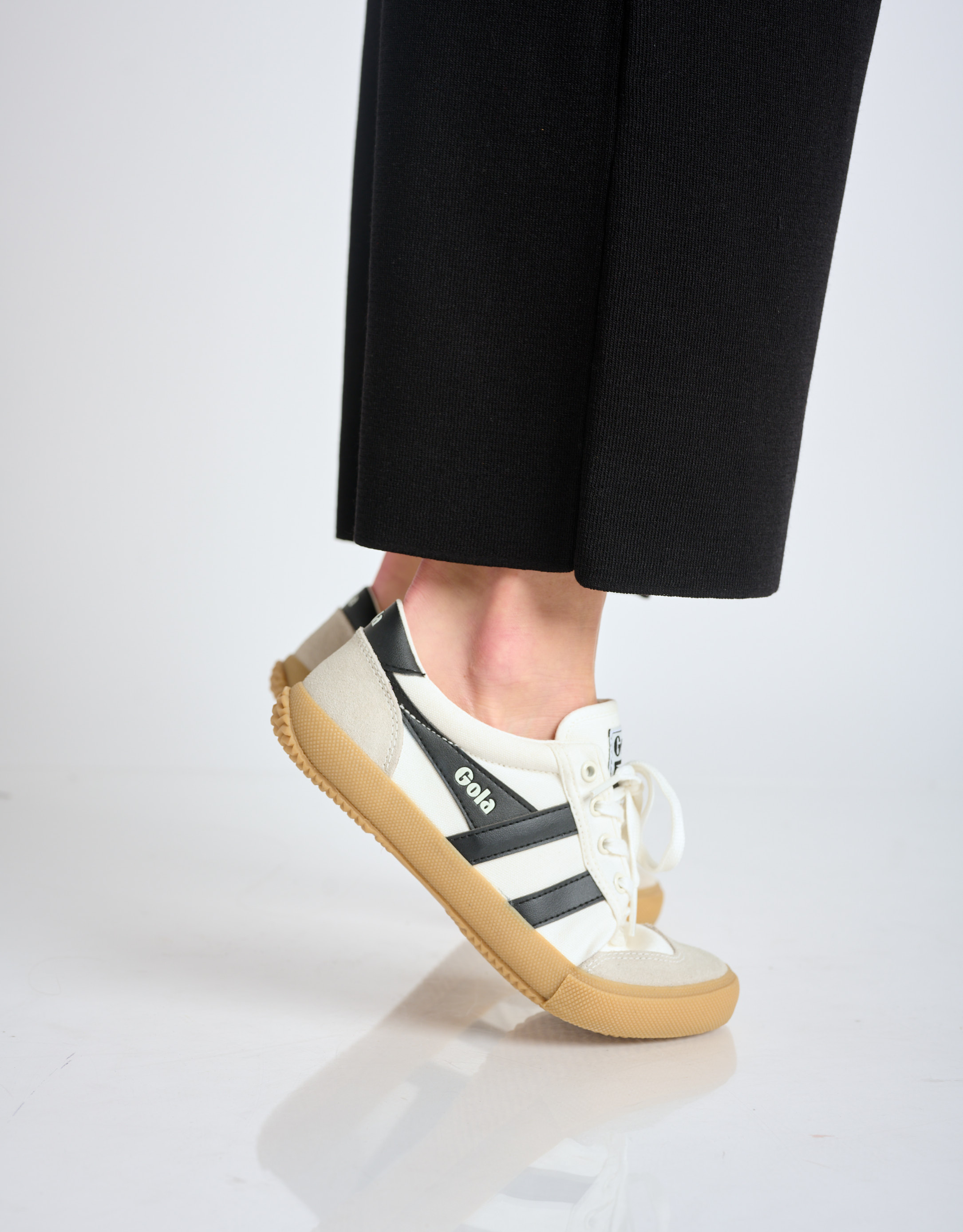 נעלי נשים - Gola - סניקרס BADMINTON GUM - לבן   שחור1