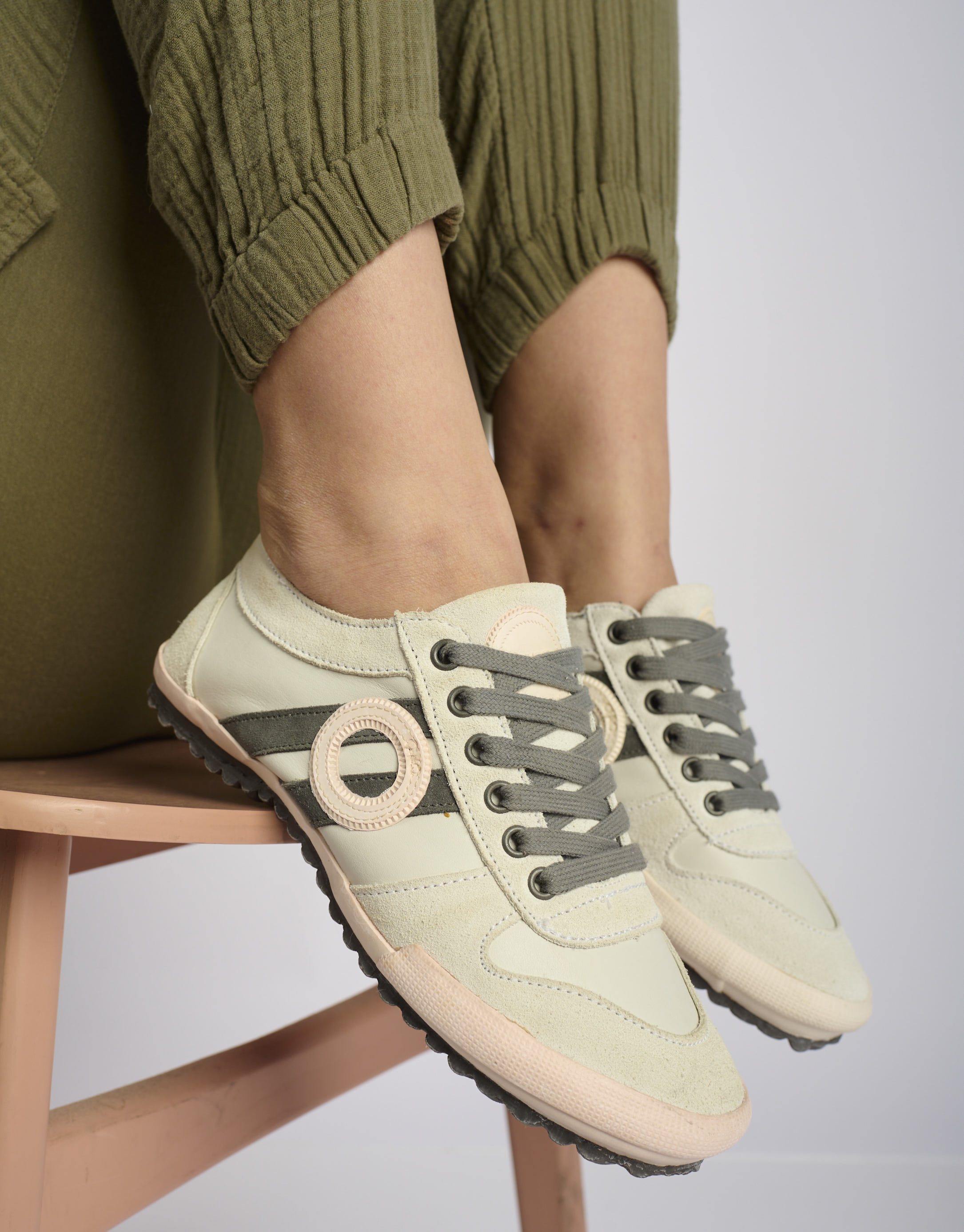 נעלי נשים - Aro - סניקרס נמוכות מעור IDO - לבן   אפור1