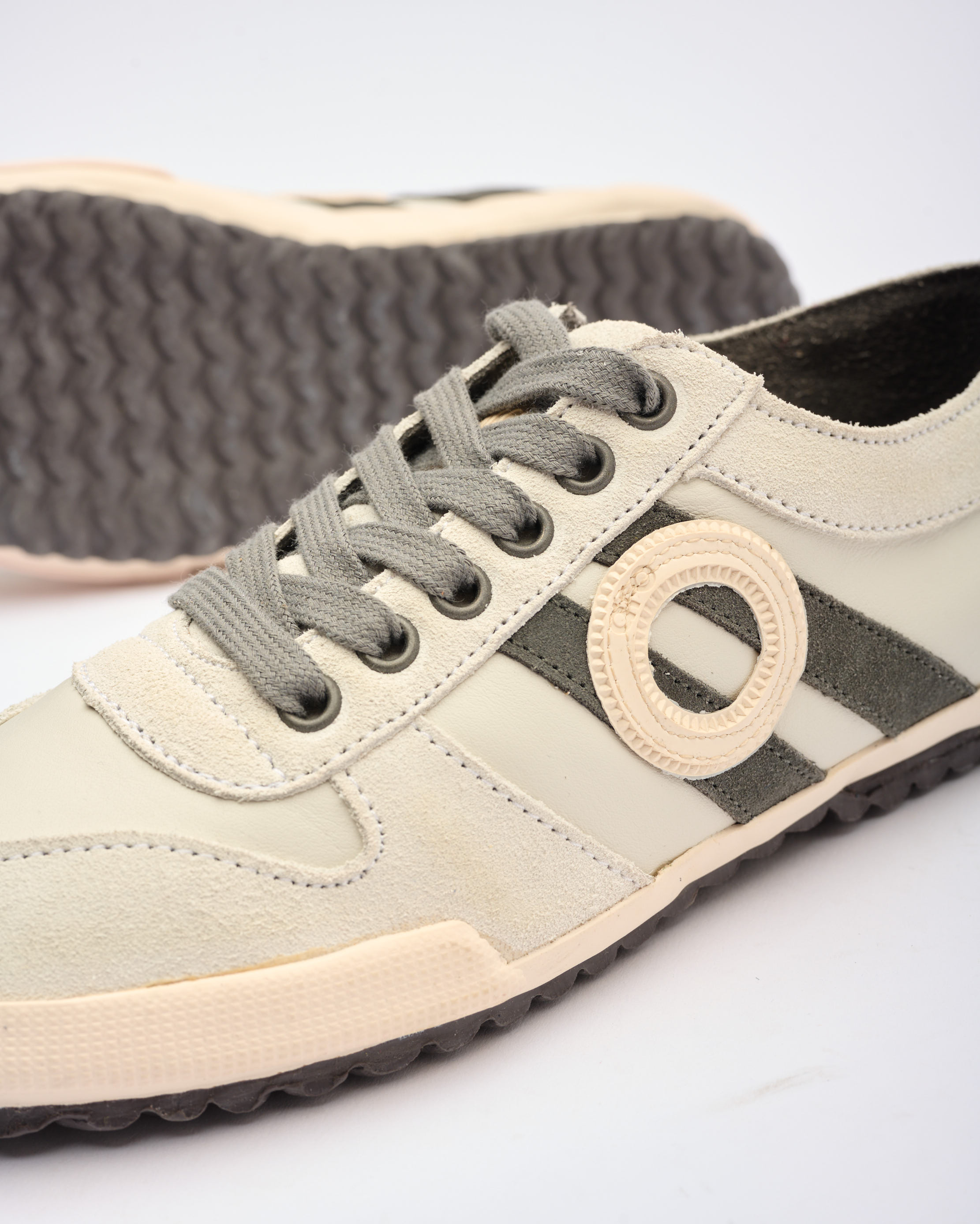 נעלי נשים - Aro - סניקרס נמוכות מעור IDO - לבן   אפור2