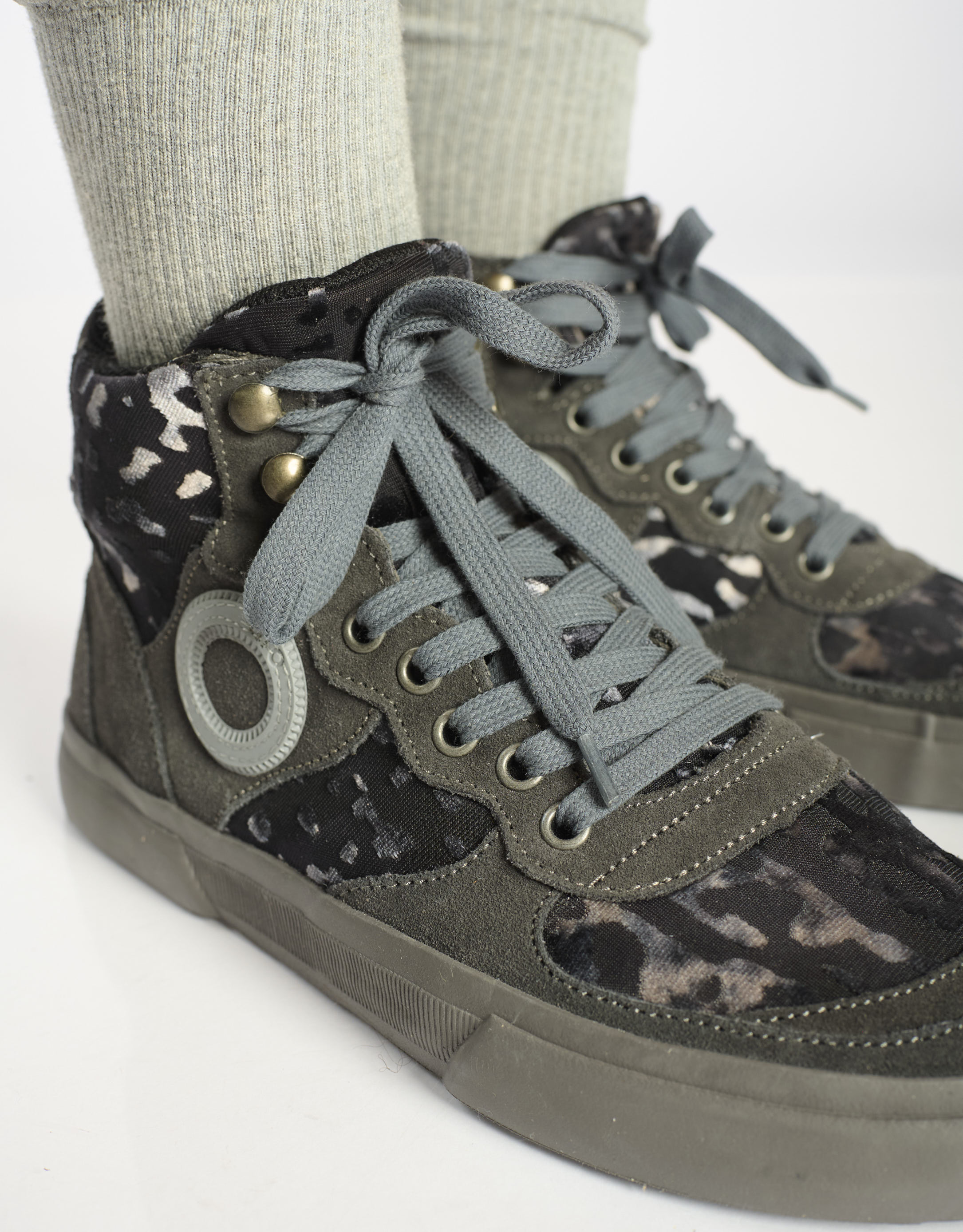 נעלי נשים - Aro - סניקרס מנומרות EMMA - אפור4