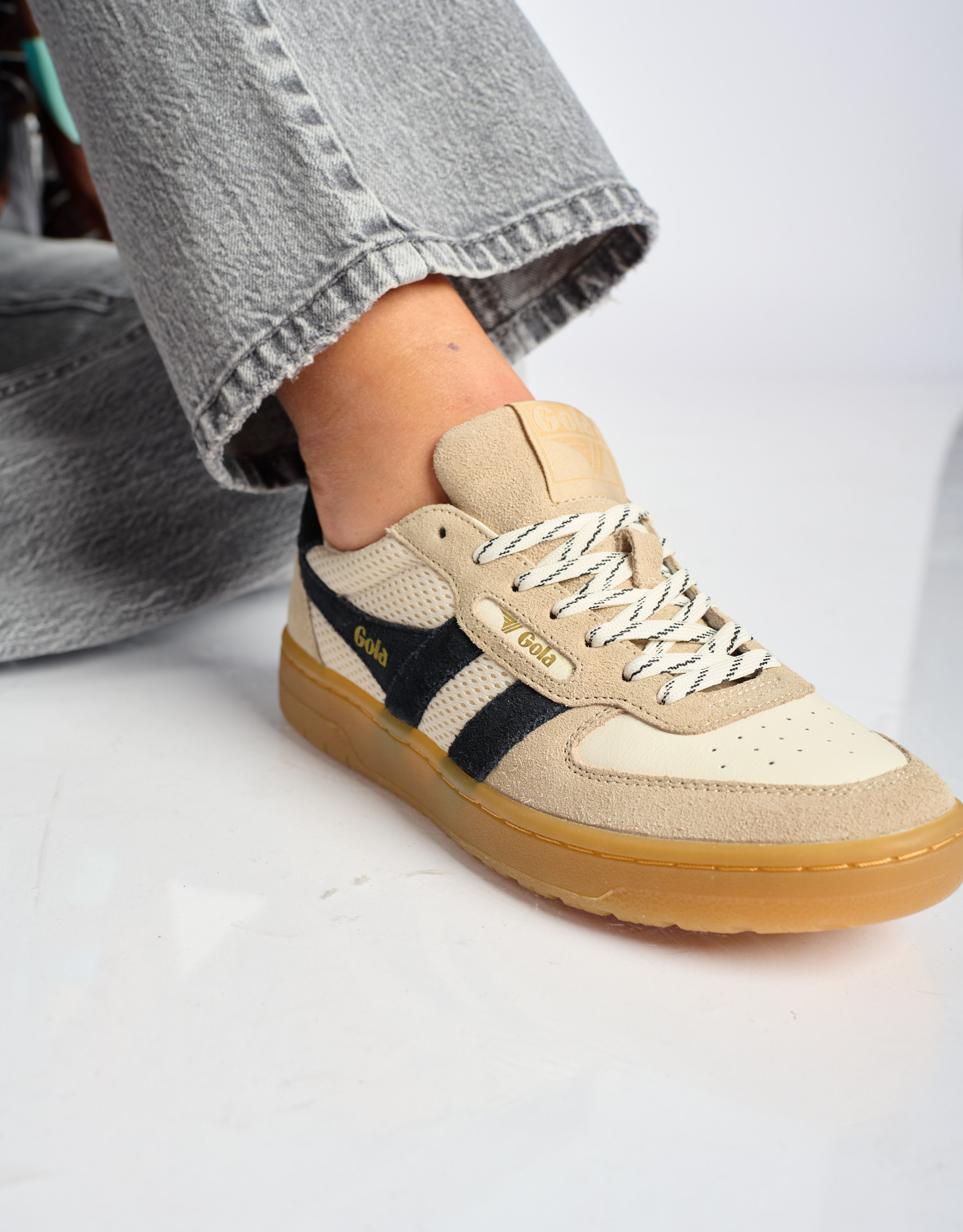 נעלי נשים - Gola - סניקרס בד וזמש HAWK 83 - לבן   שחור3