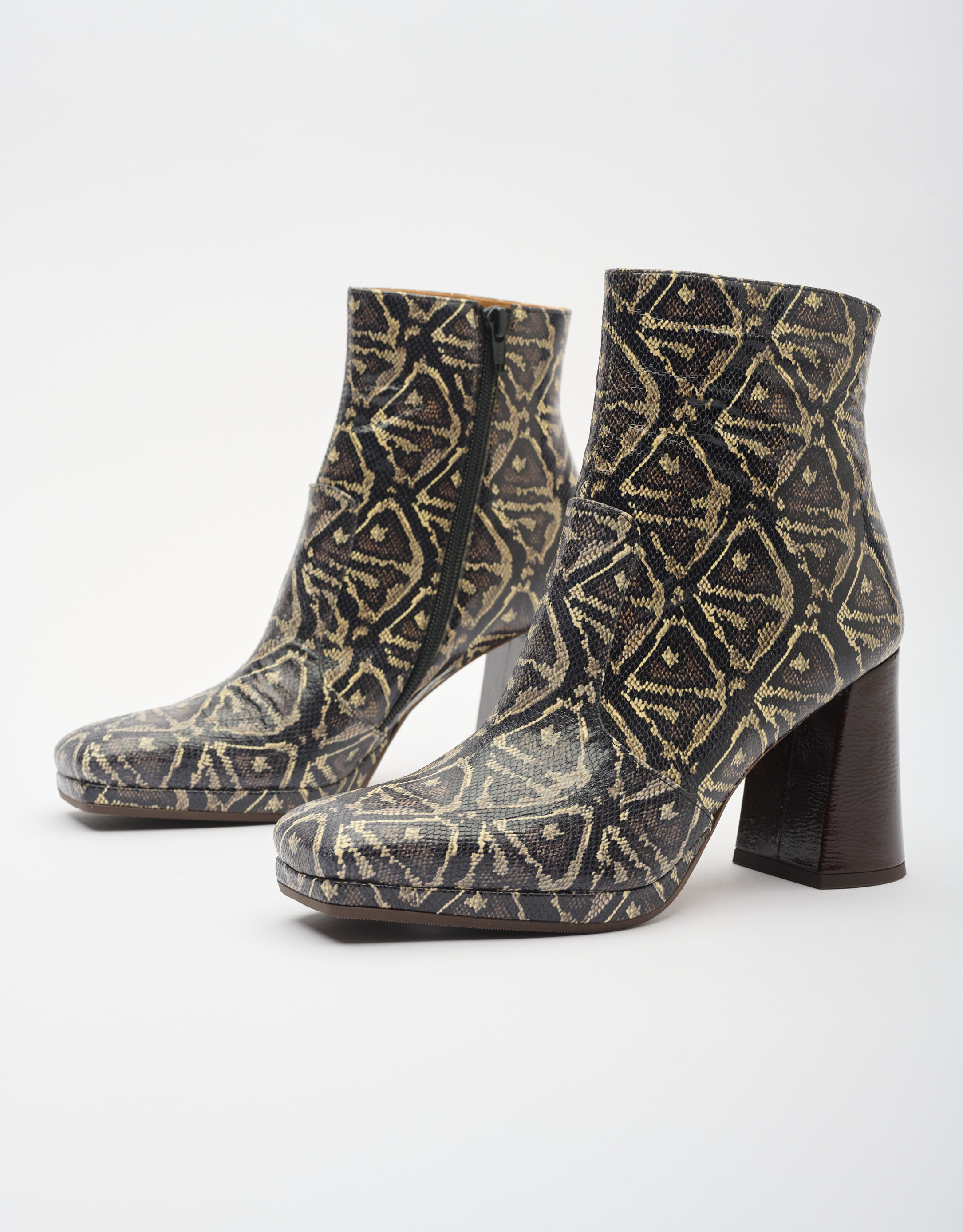 נעלי נשים - Chie Mihara - מגפונים עם עקב XELUX - נחש2