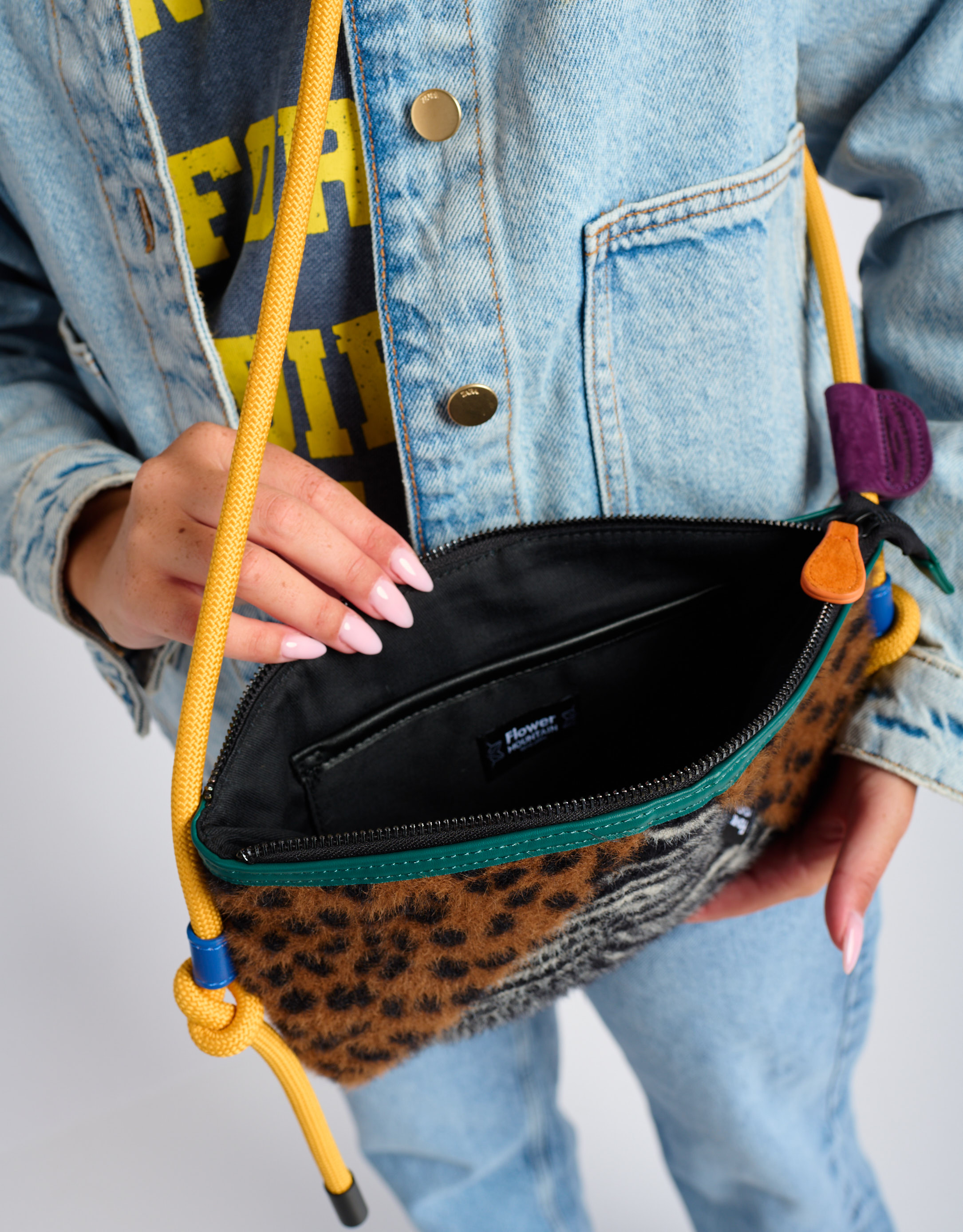 נעלי נשים - Flower Mountain - תיק צד POCKET FM - זברה3