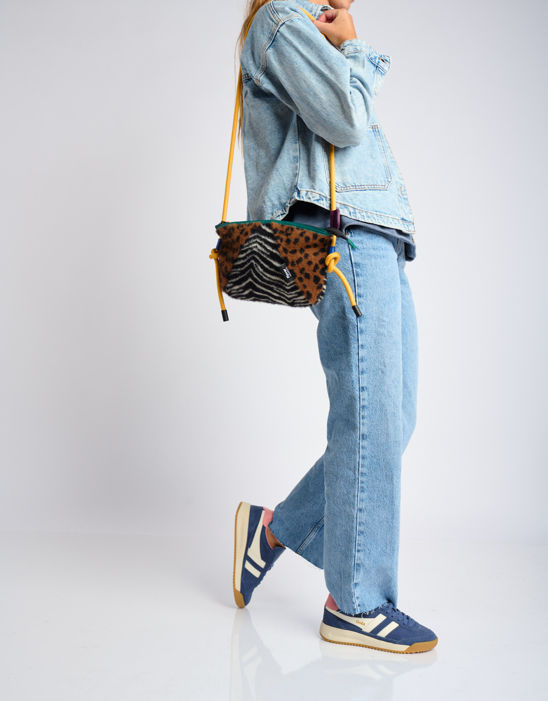 נעלי נשים - Flower Mountain - תיק צד POCKET FM - זברה4