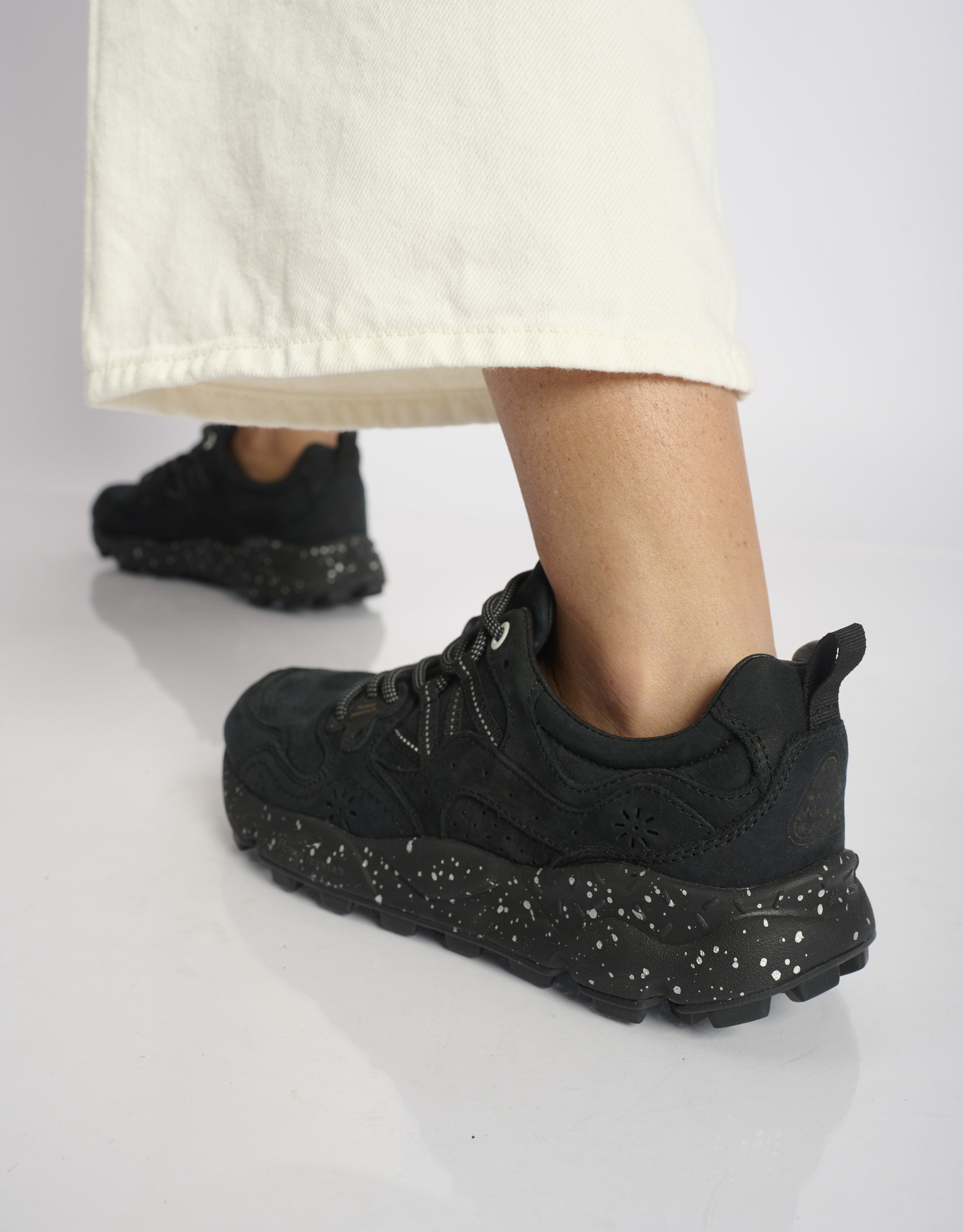 נעלי נשים - Flower Mountain - סניקרס עור YAMANO - שחור1