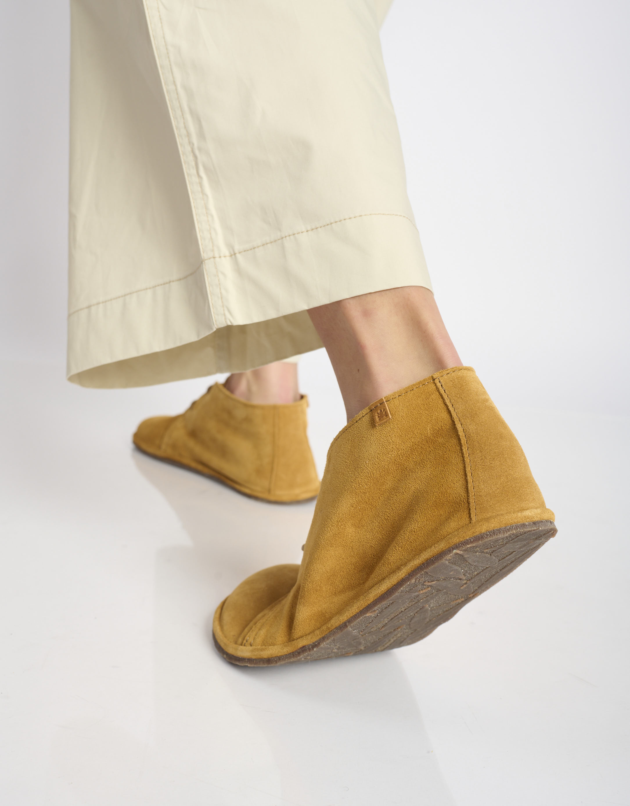 נעלי נשים - El Naturalista - נעלי זמש BARE - קאמל4