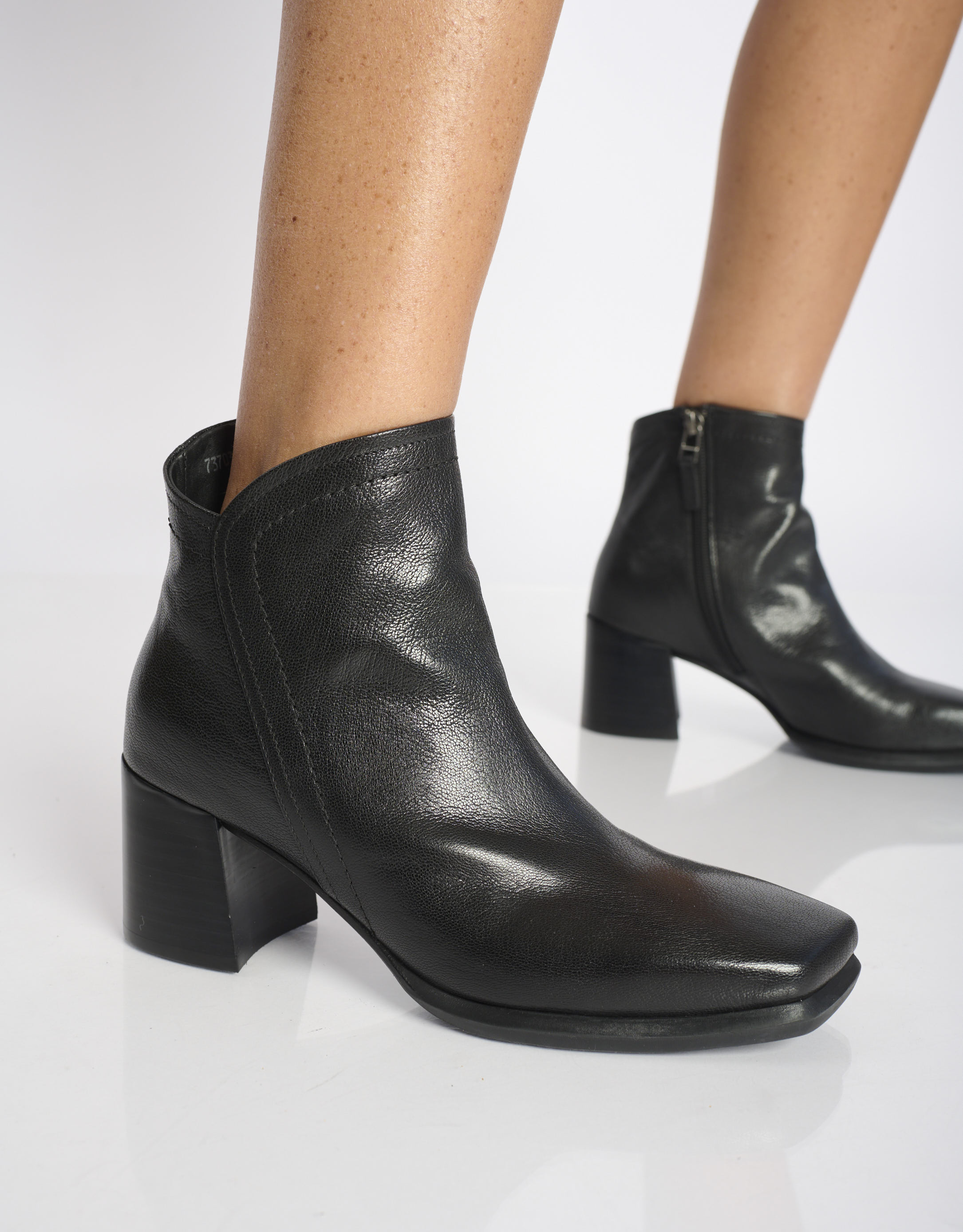 נעלי נשים - Yuko Imanishi - מגפונים עם עקב ORI - שחור3