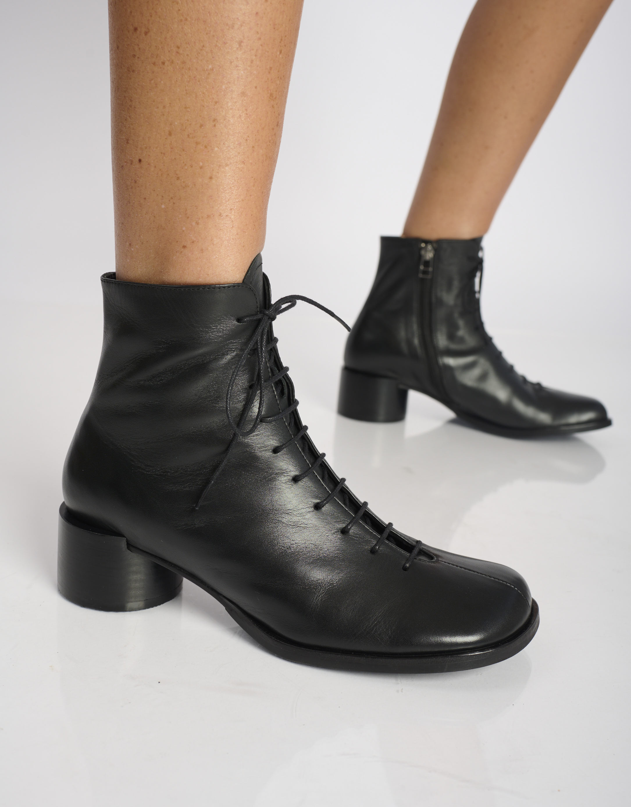 נעלי נשים - Yuko Imanishi - מגפוני עקב ושרוכים KOU - שחור3