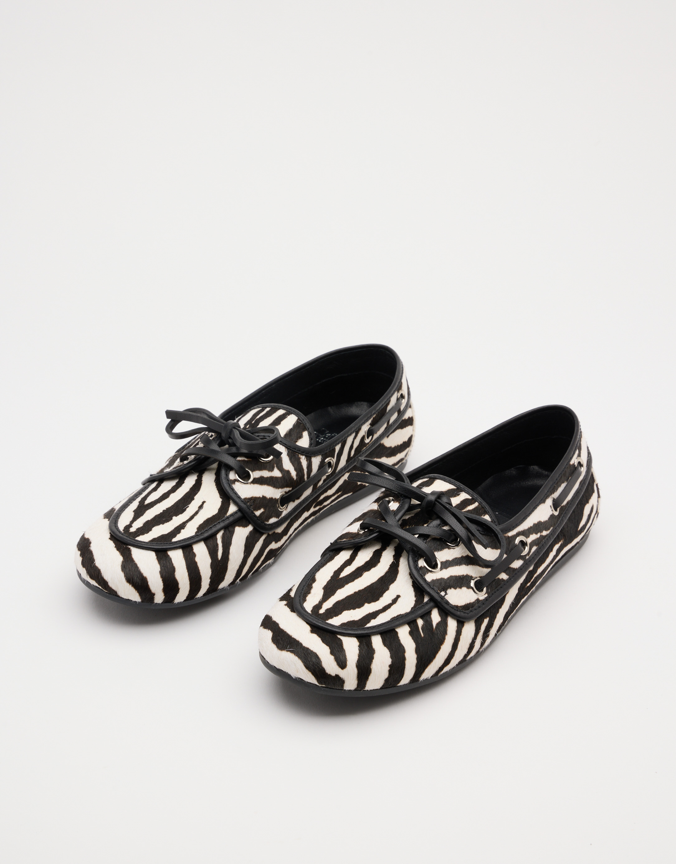 נעלי נשים - Jeffrey Campbell - מוקסינים BOAST זברה - לבן   שחור2