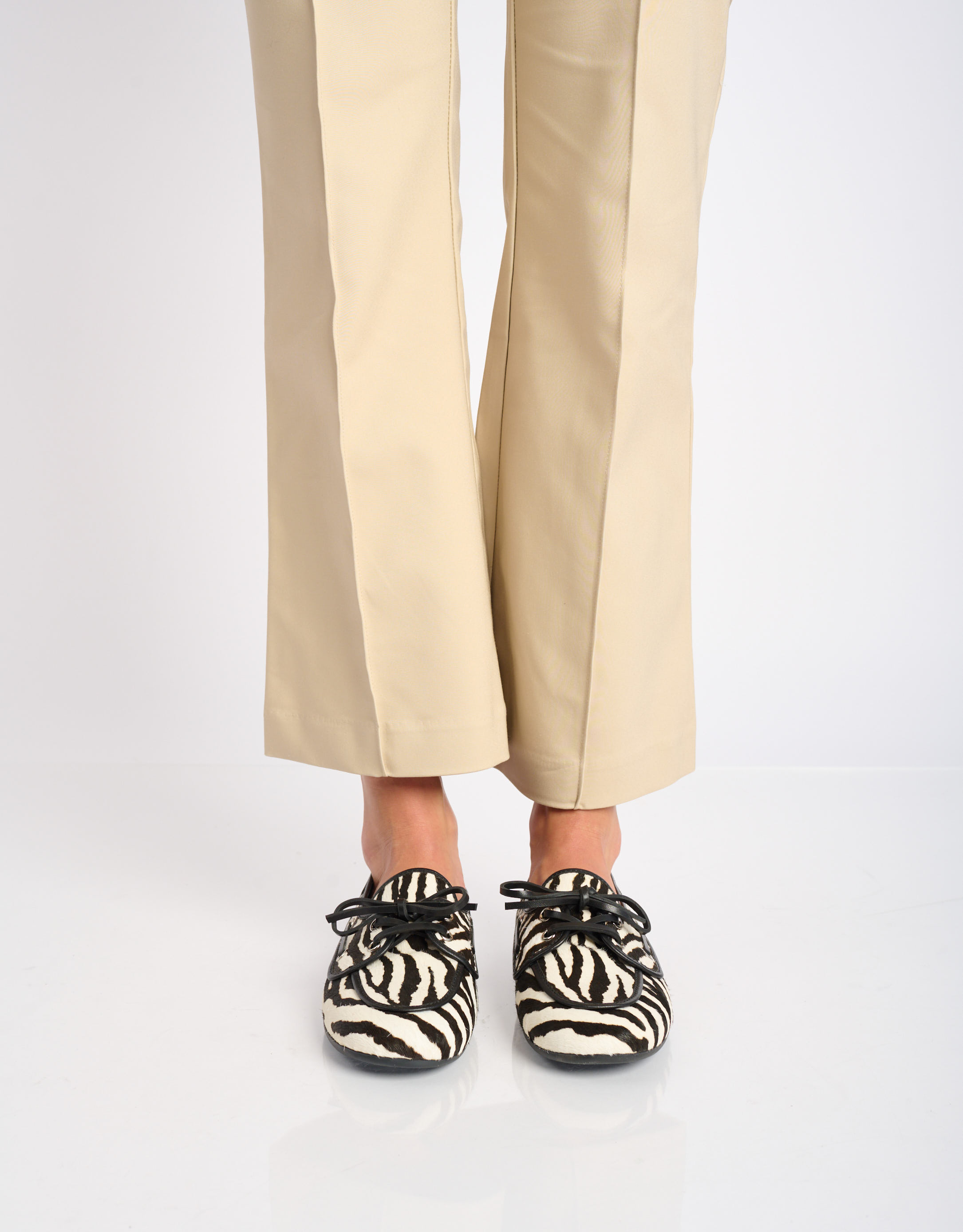 נעלי נשים - Jeffrey Campbell - מוקסינים BOAST זברה - לבן   שחור4