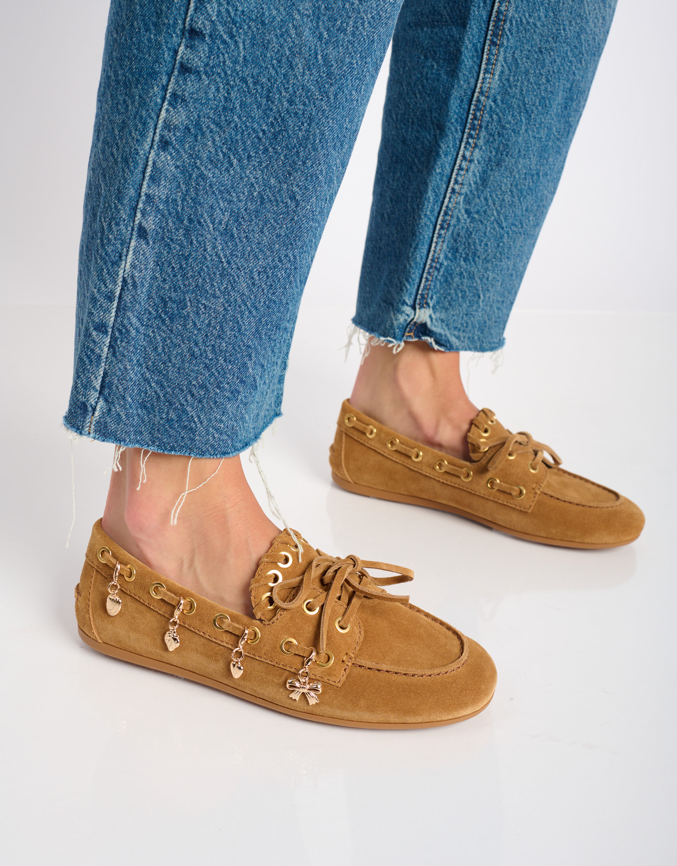 נעלי נשים - Jeffrey Campbell - מוקסינים BOAST קישוטים - קאמל3