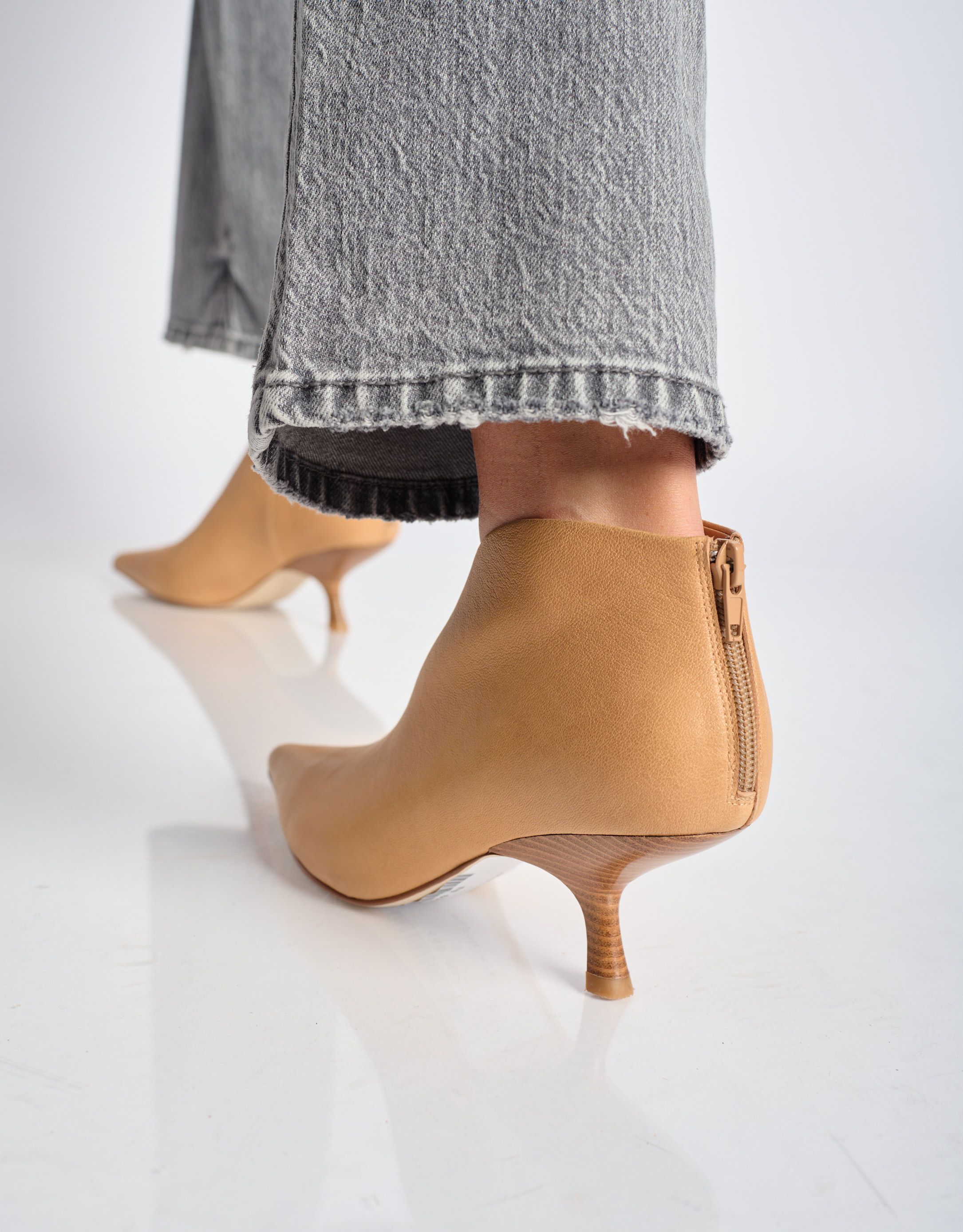 נעלי נשים - Jeffrey Campbell - מגפוני עקב HOOKED - בז'3