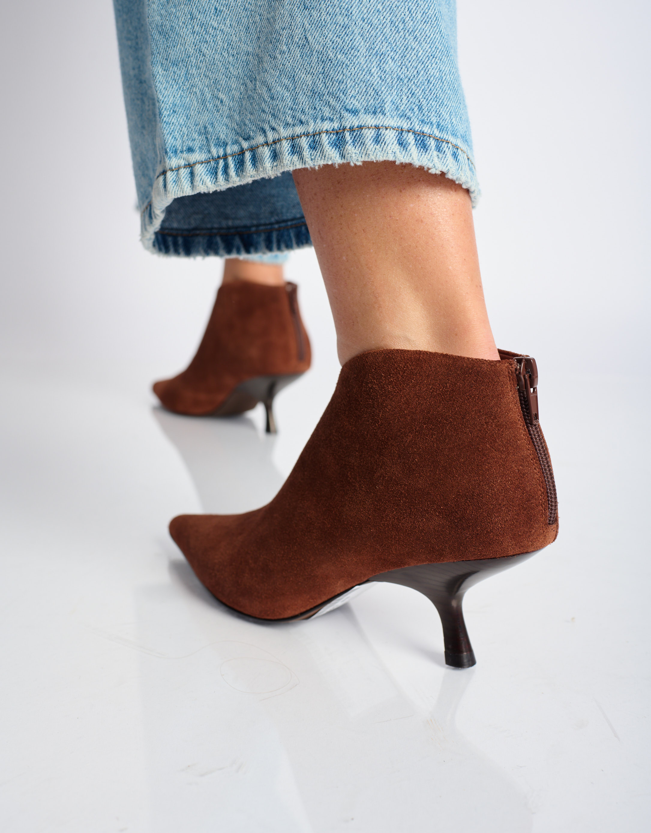 נעלי נשים - Jeffrey Campbell - מגפוני עקב מזמש HOOKED - חום3